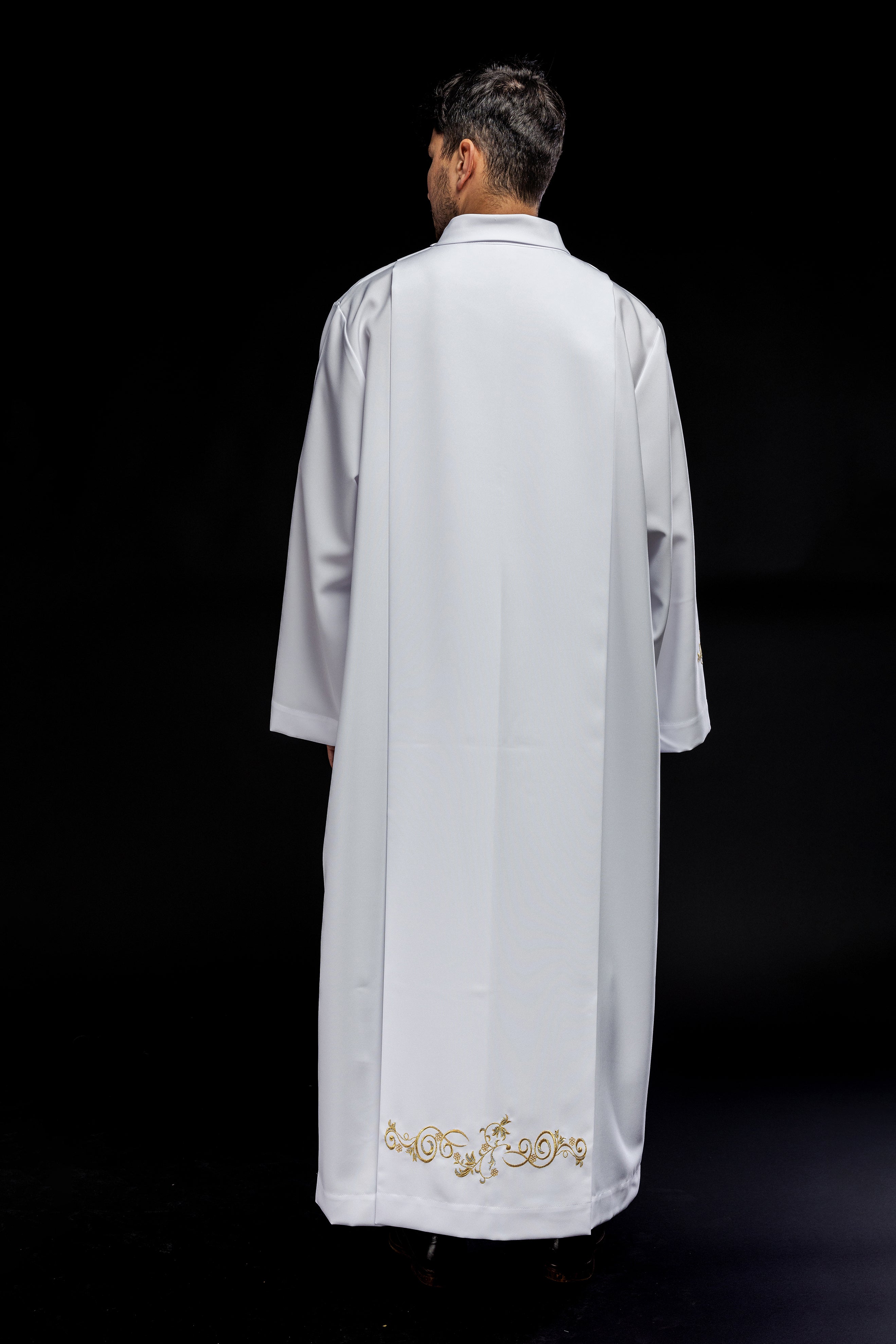 Plain turtleneck priest's robe White decorative embroidery