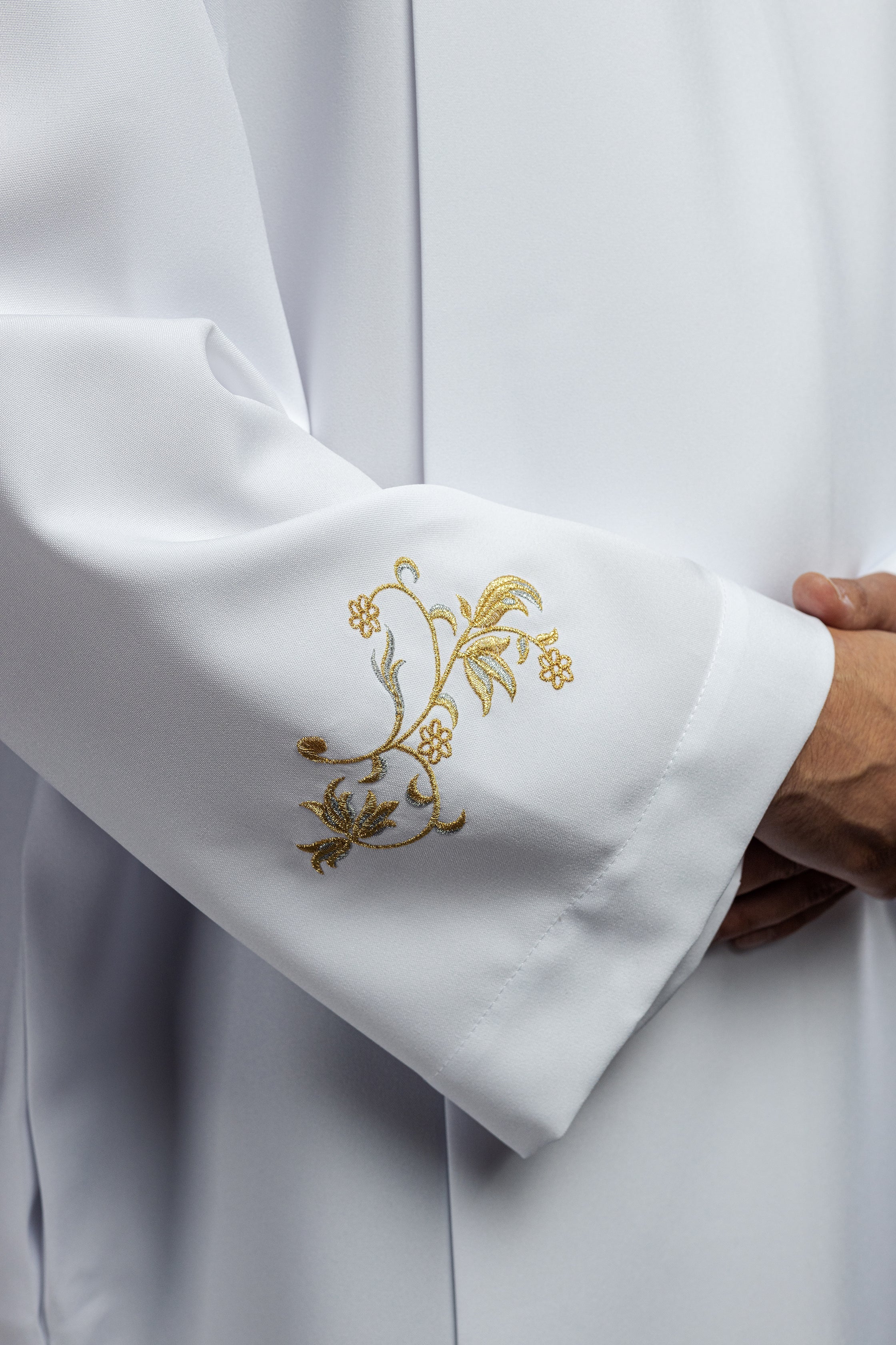 Plain turtleneck priest's robe White decorative embroidery