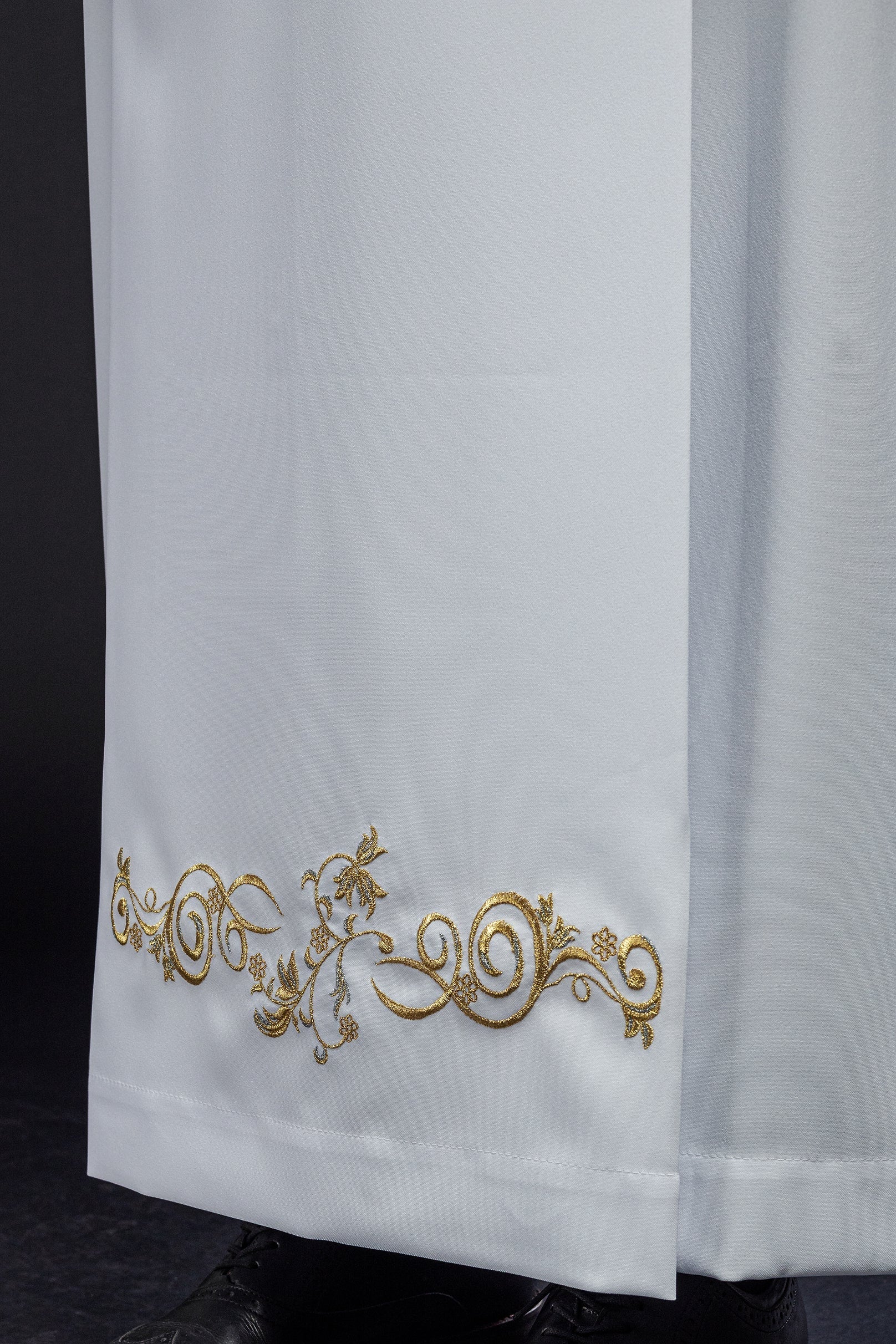 Plain turtleneck priest's robe White decorative embroidery