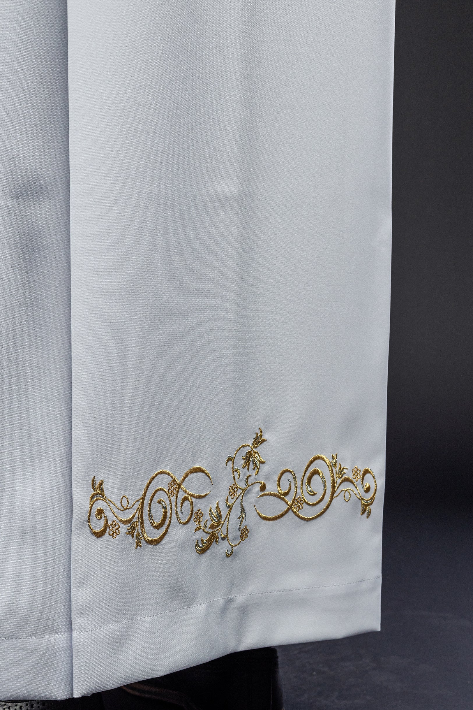 Plain turtleneck priest's robe White decorative embroidery