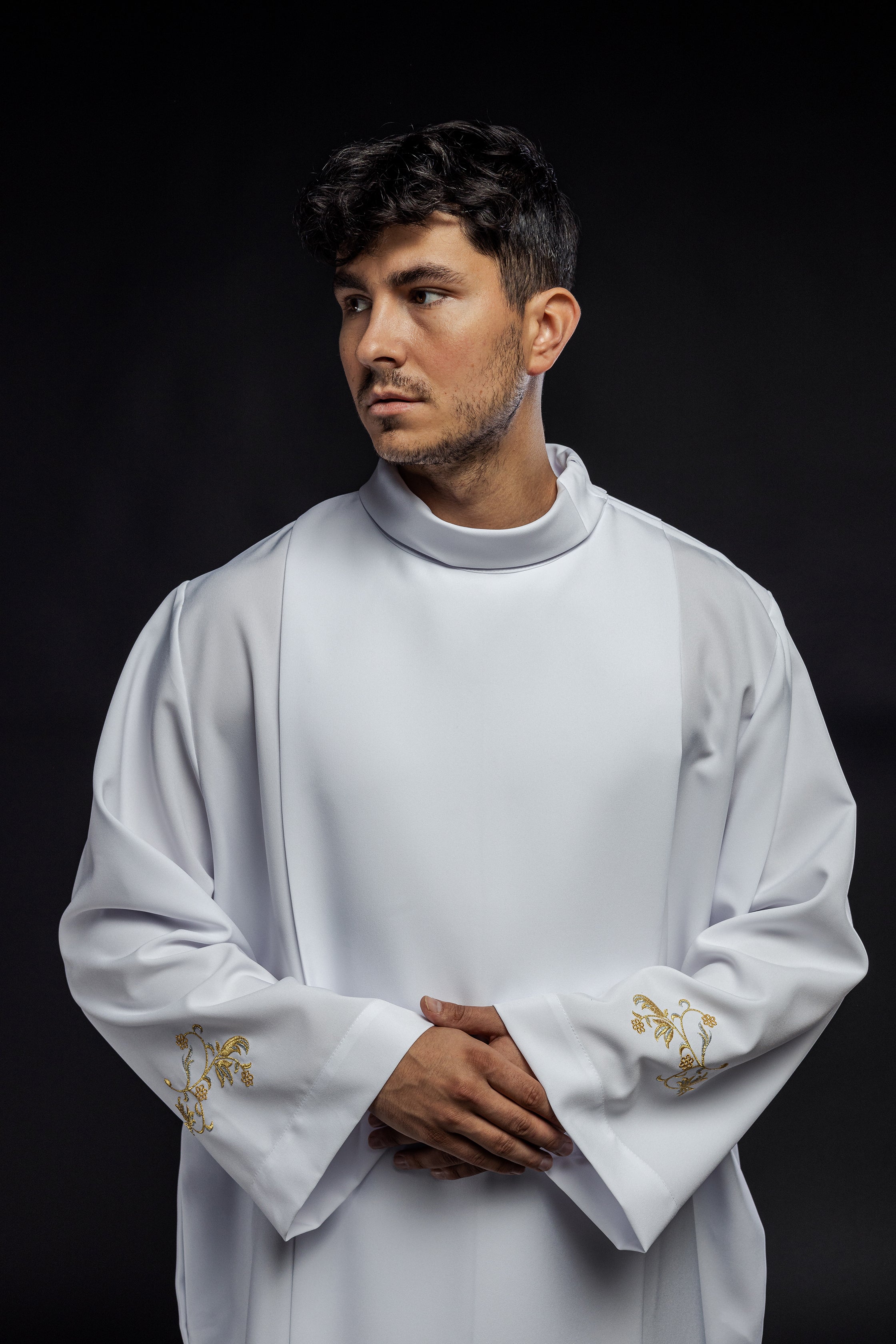 Plain turtleneck priest's robe White decorative embroidery