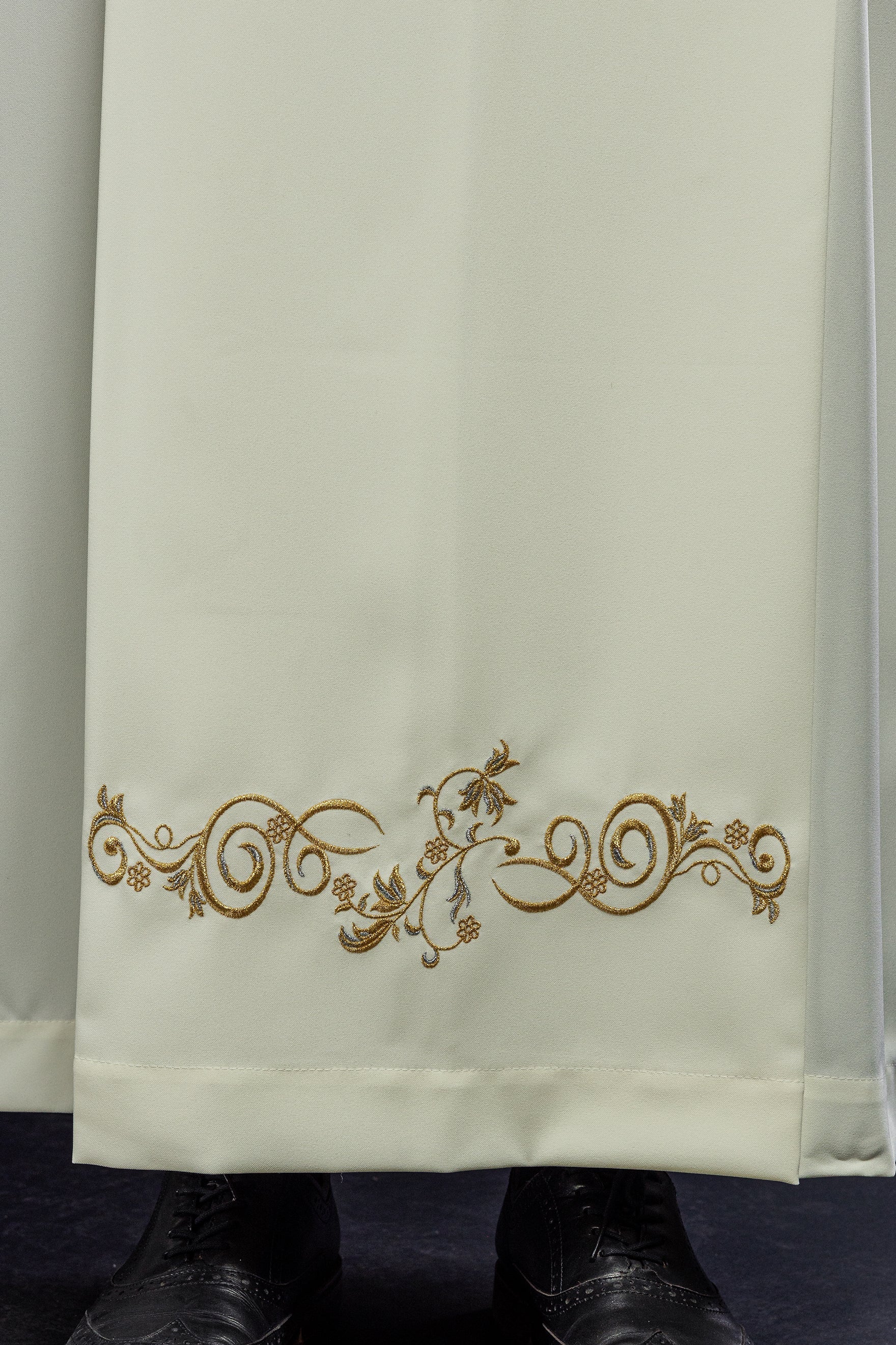 Plain turtlenecked priest's robe Ecru decorative embroidery