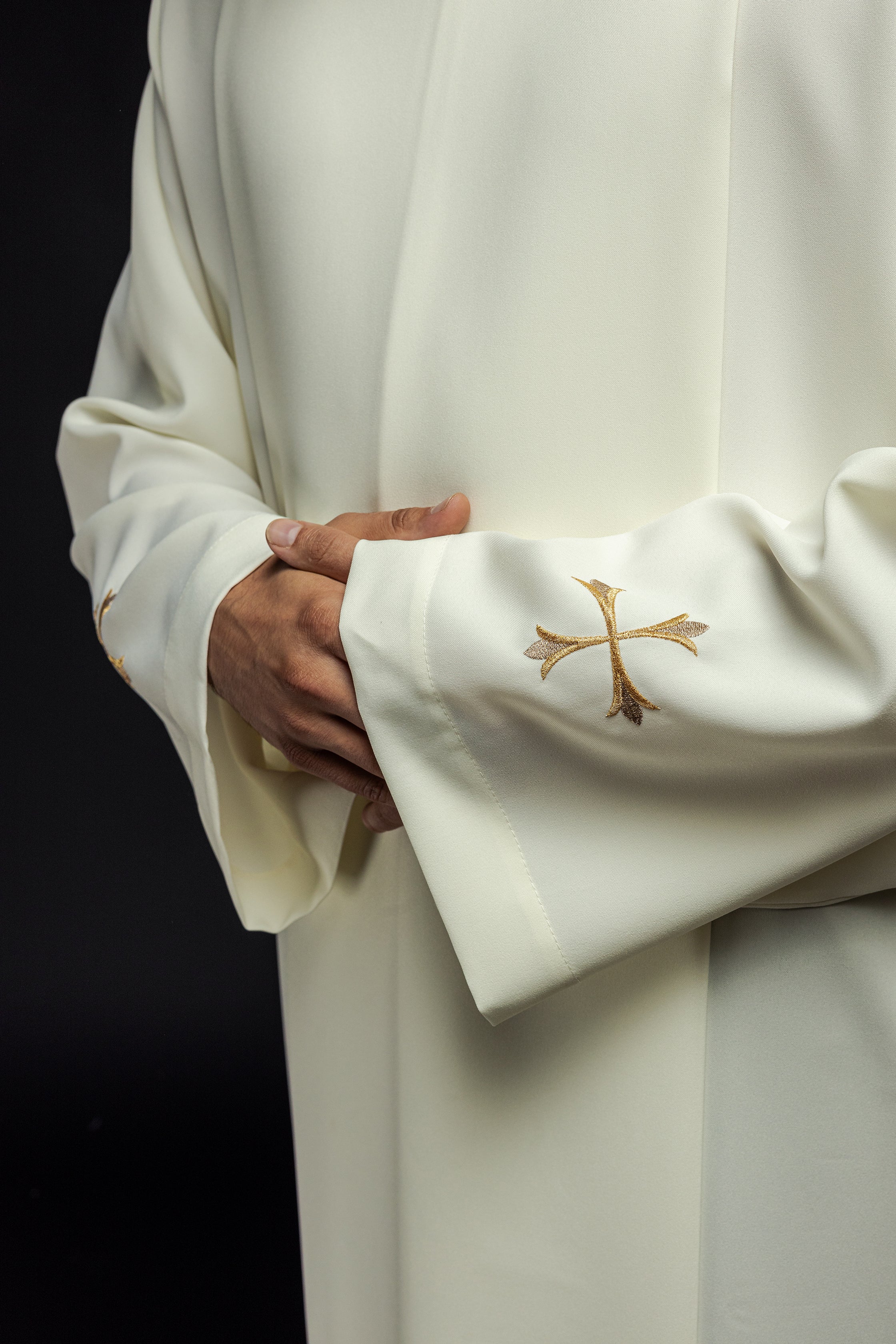 Smooth priest's robe with turtleneck and cross embroidery ecru