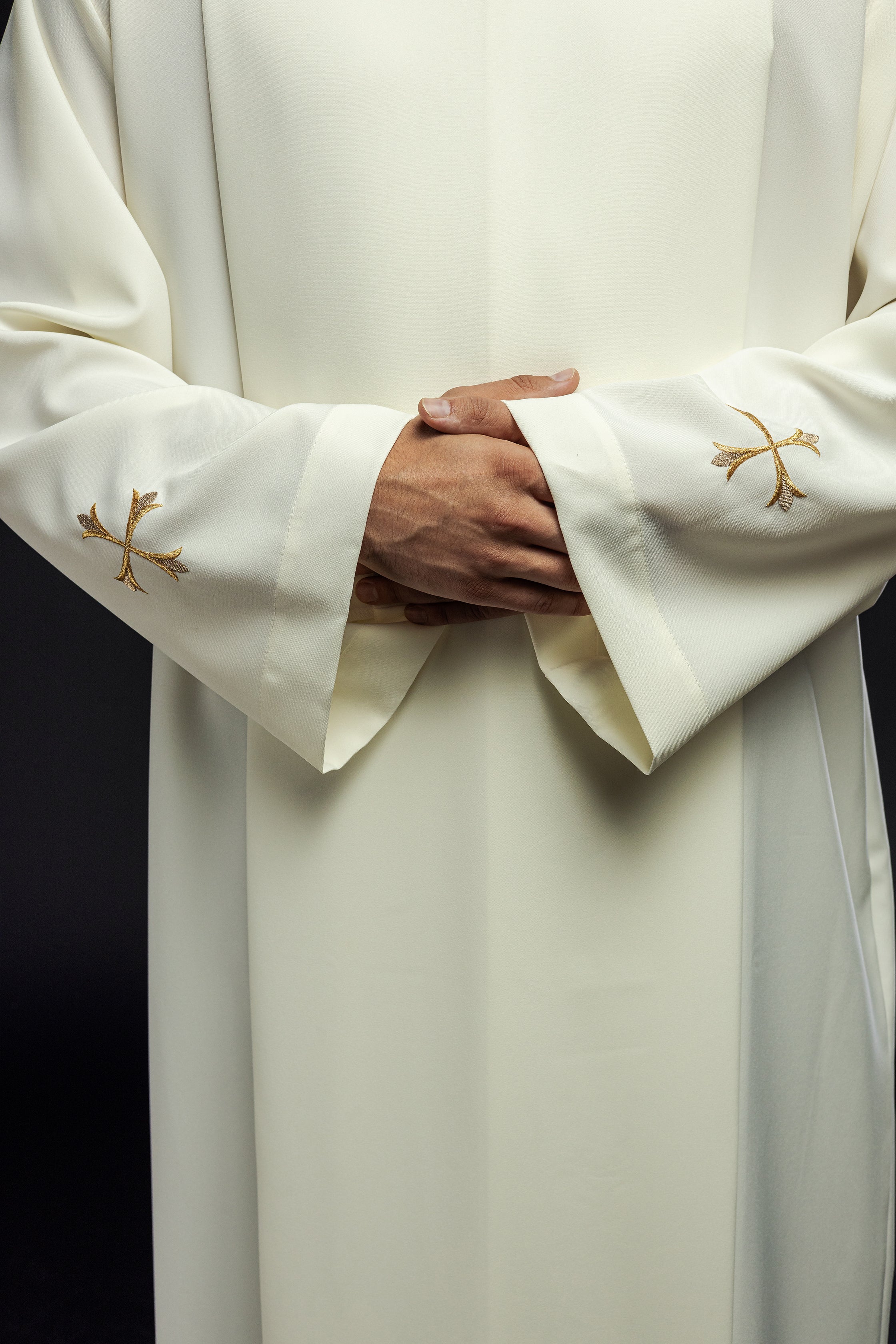 Smooth priest's robe with turtleneck and cross embroidery ecru