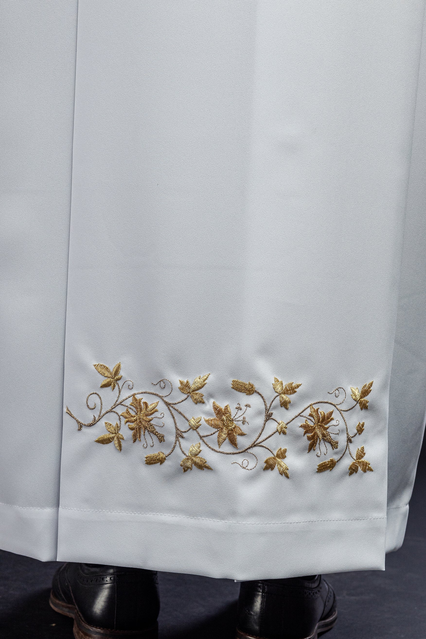 Embroidered priest's robe with turtleneck White