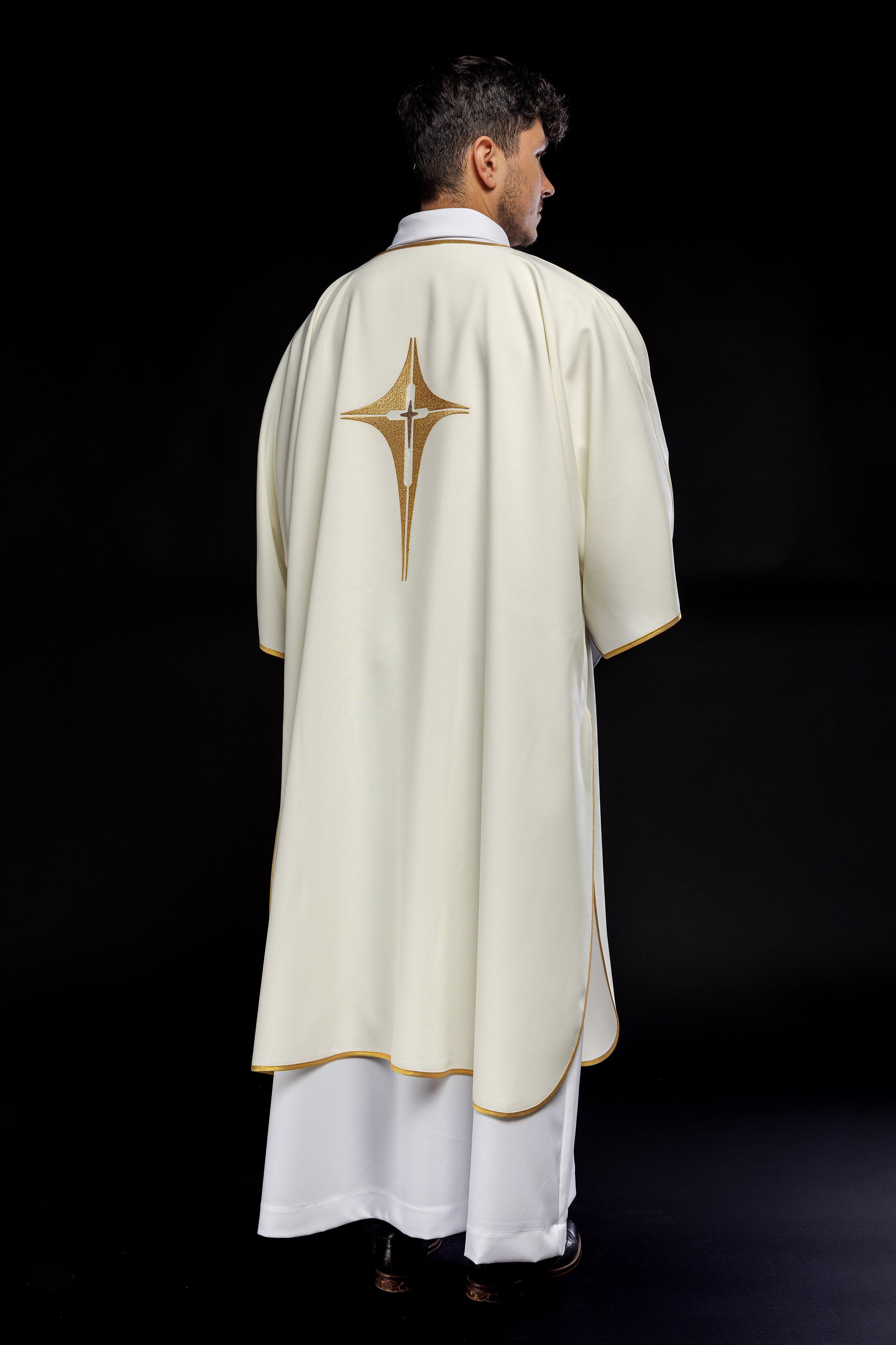 Dalmatica with embroidered gold cross in ecru