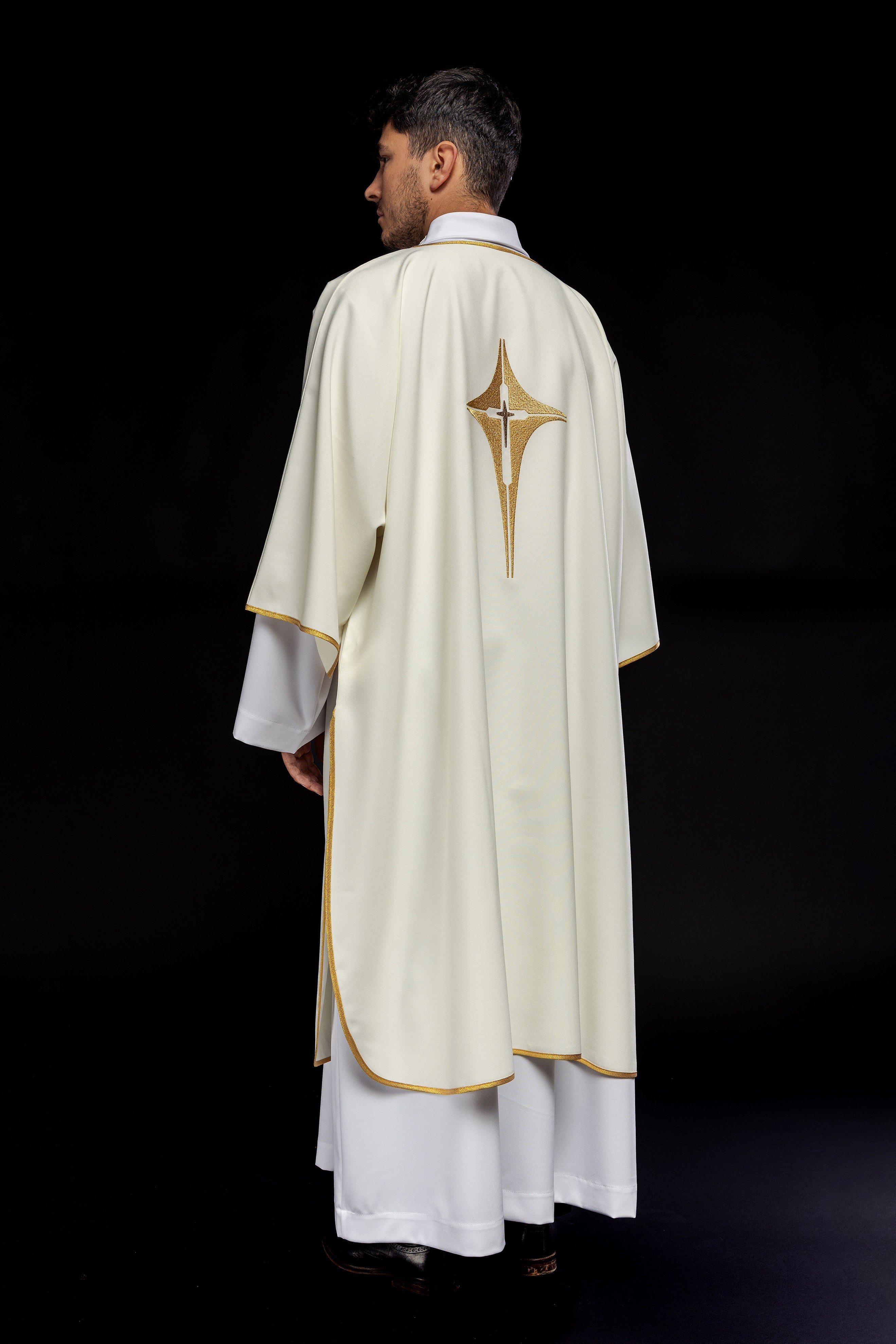 Dalmatica with embroidered gold cross in ecru