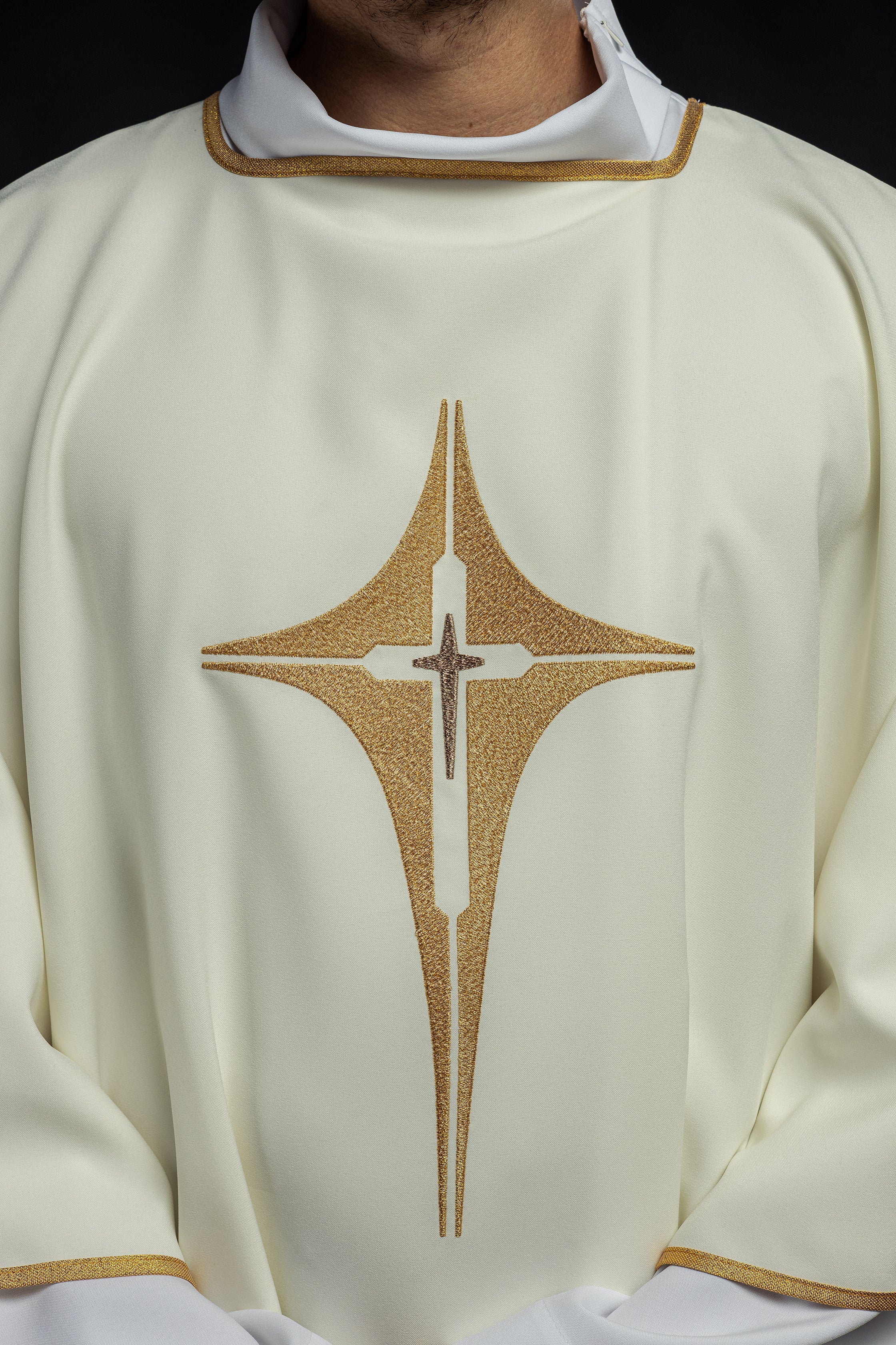 Dalmatica with embroidered gold cross in ecru