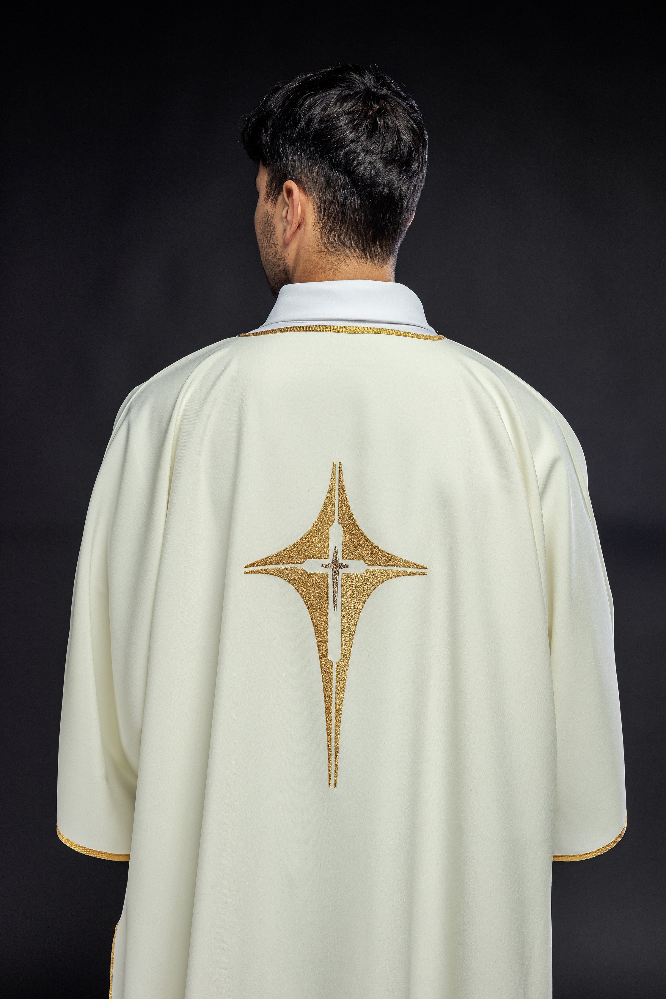 Dalmatica with embroidered gold cross in ecru