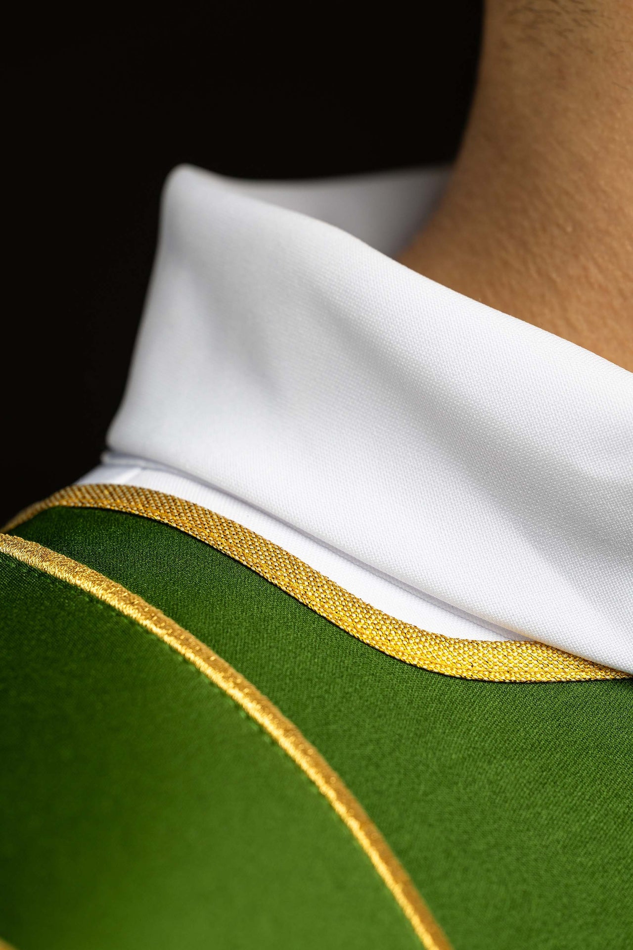 Dalmatyka z pasami i haftowanymi złotymi krzyżami zielona - ORNATY.PL