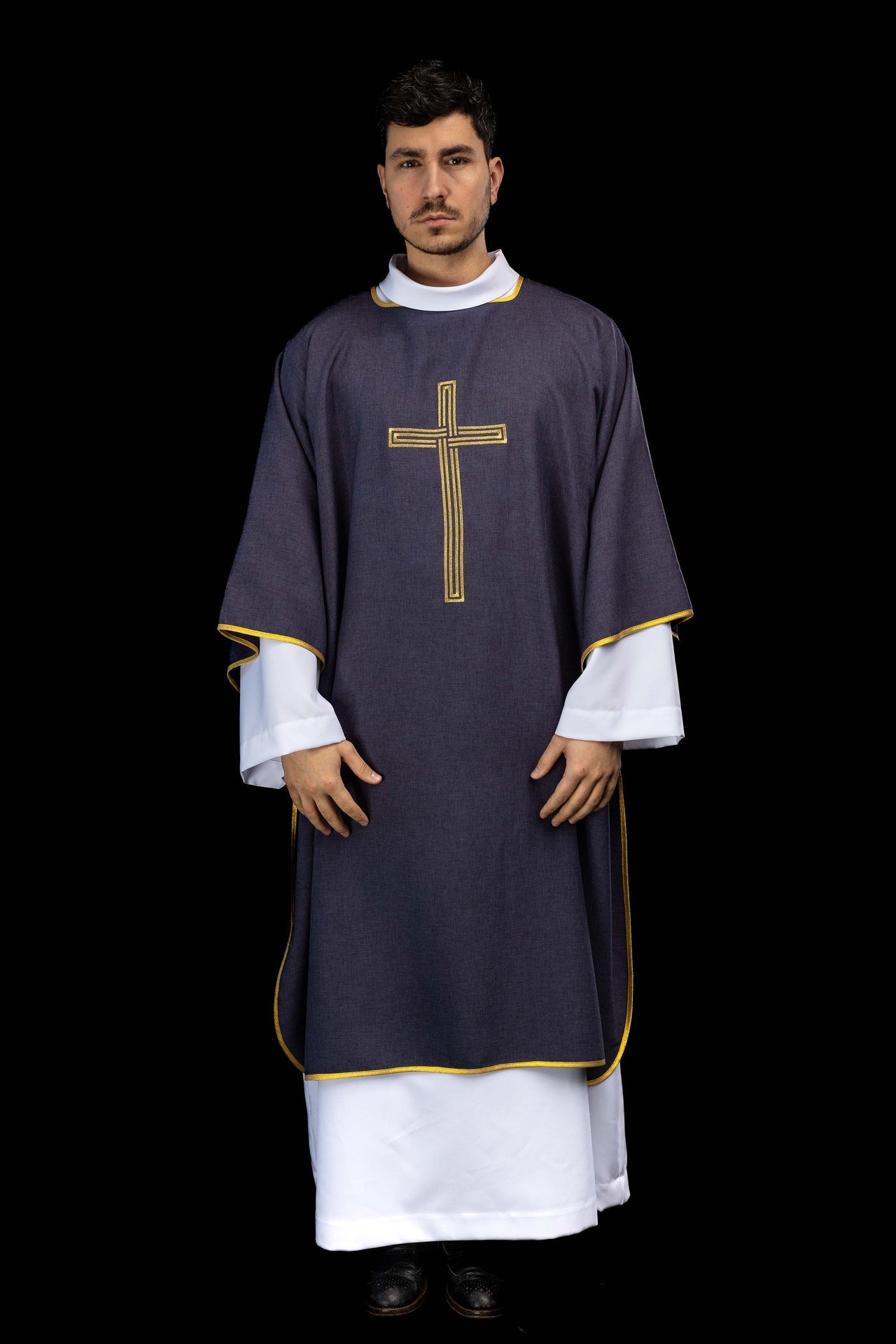 Fioletowa dalmatyka z haftowanym złotym krzyżem - ORNATY.PL