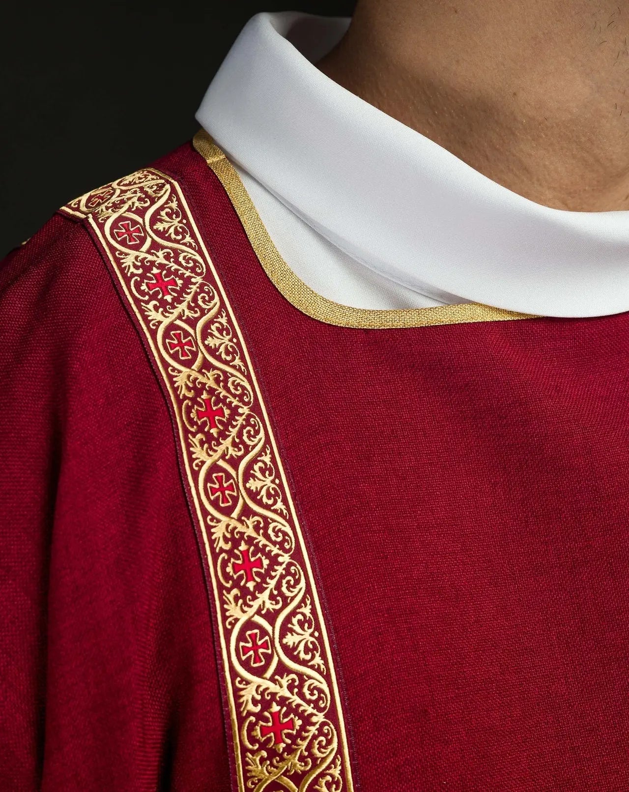 Dalmática vermelha decorada com fitas jacquard douradas