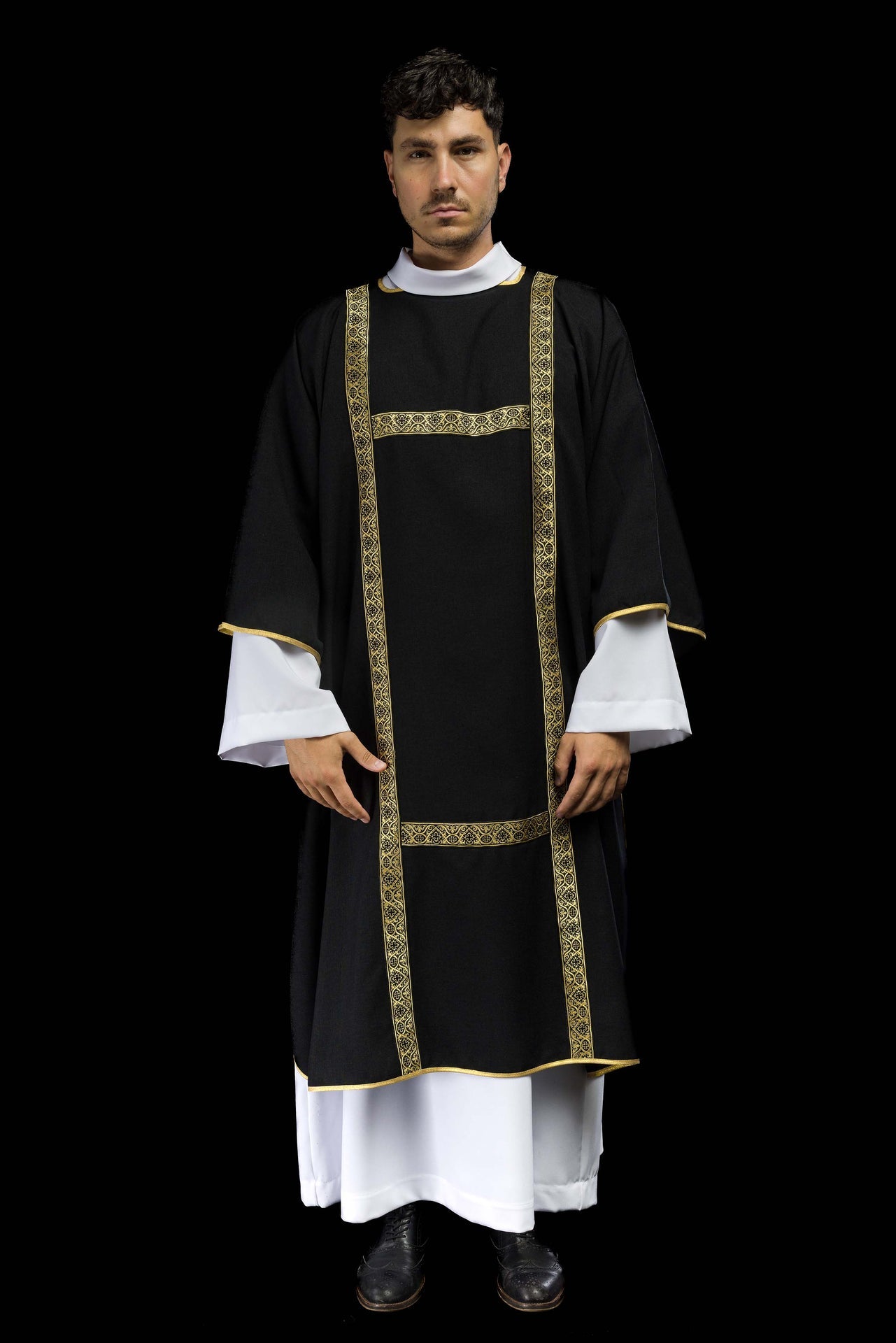 Dalmatyka czarna ozdobiona złotymi tasiemkami żakardowymi - ORNATY.PL
