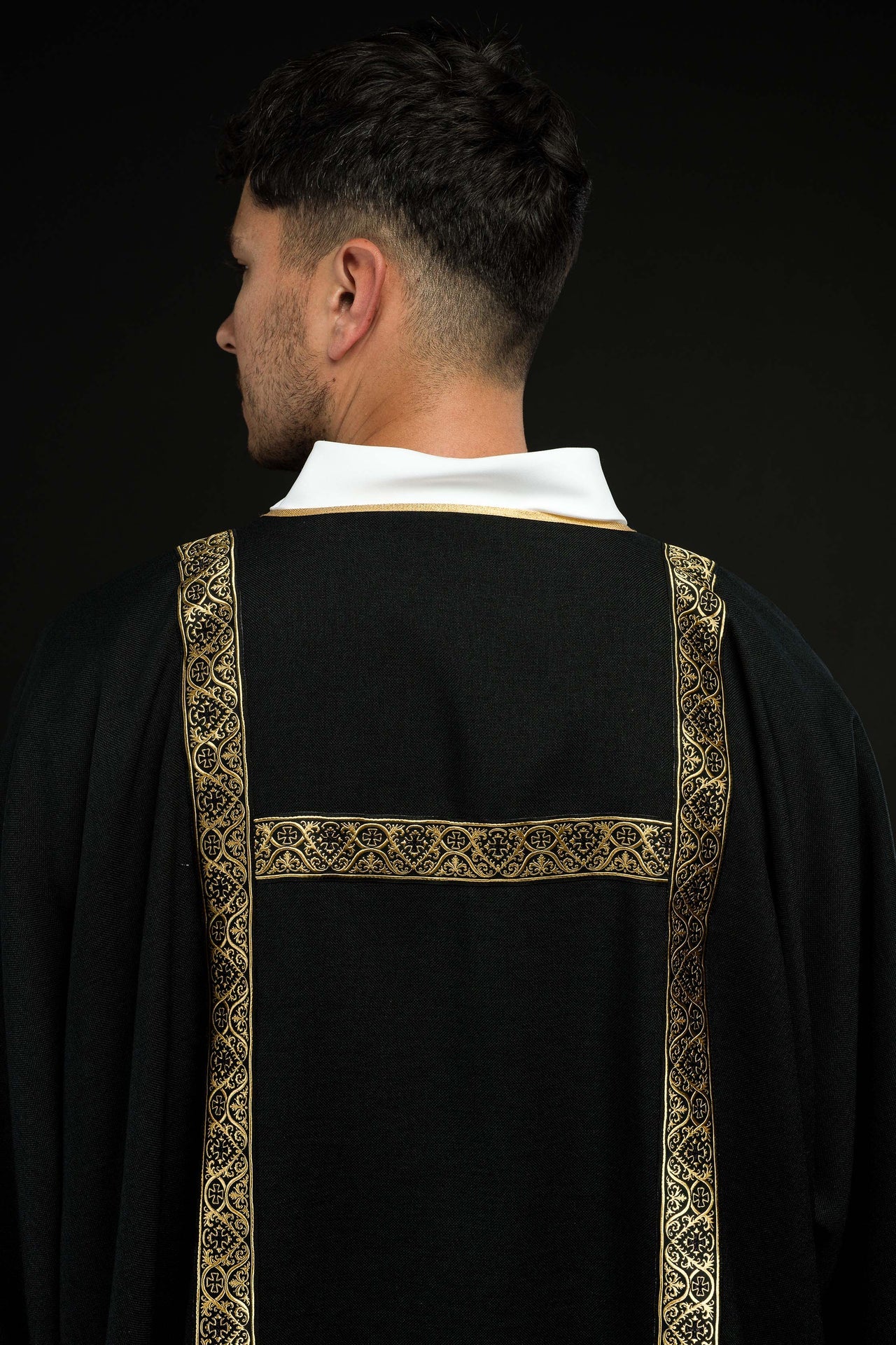 Dalmatyka czarna ozdobiona złotymi tasiemkami żakardowymi - ORNATY.PL