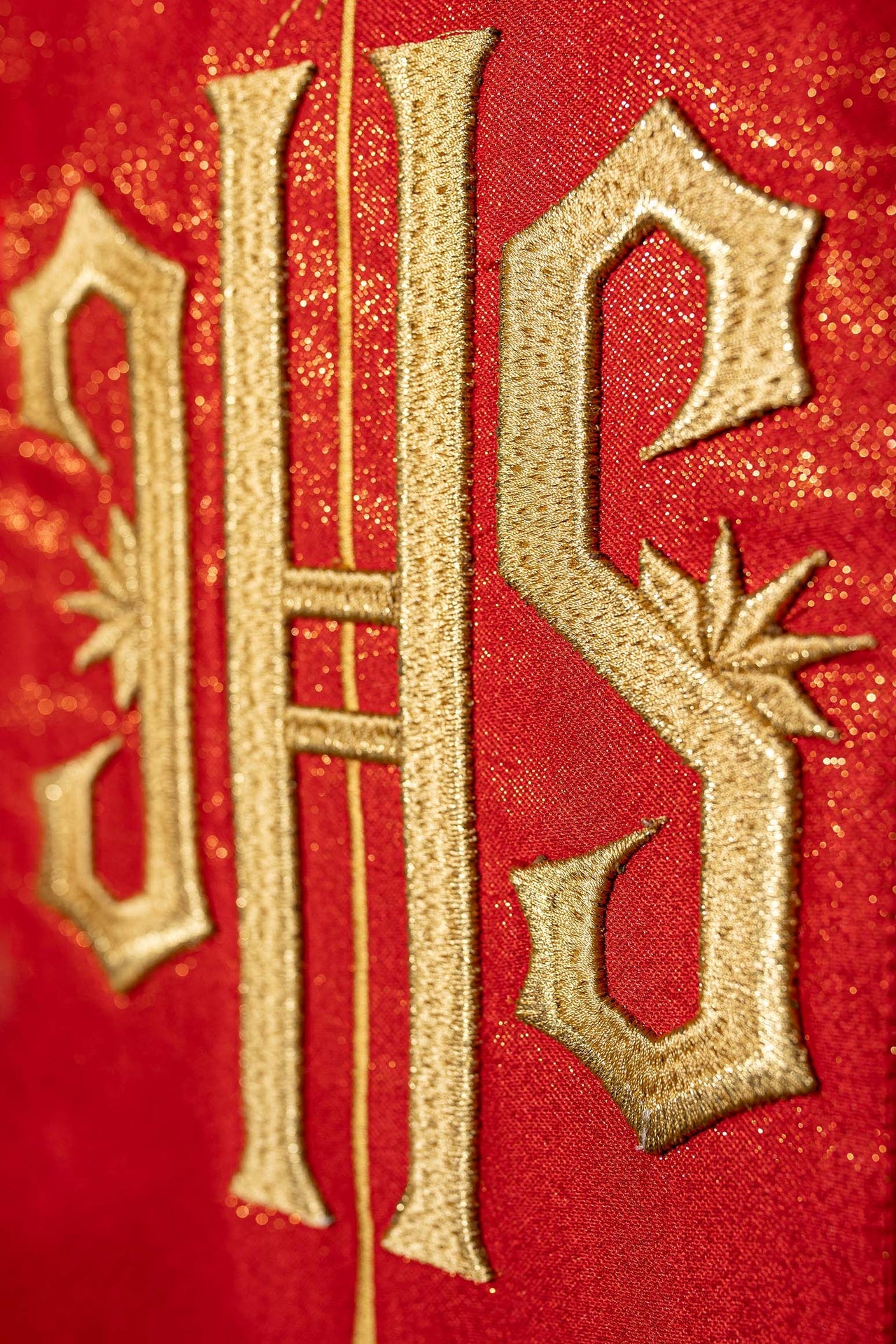 Bogato zdobiony czerwony ornat z złotym motywem i szerokim pasem IHS - ORNATY.PL