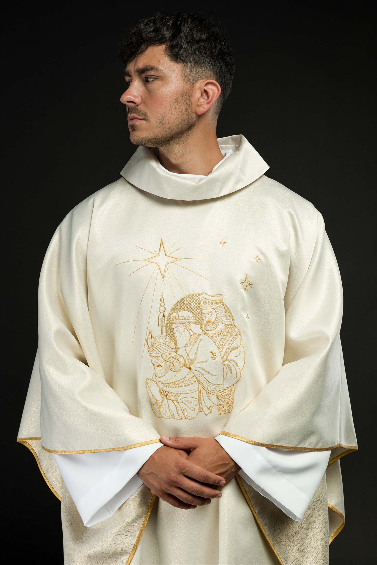 Ornat błyszczący z złotym haftem i wizerunkiem Trzech Króli - ORNATY.PL