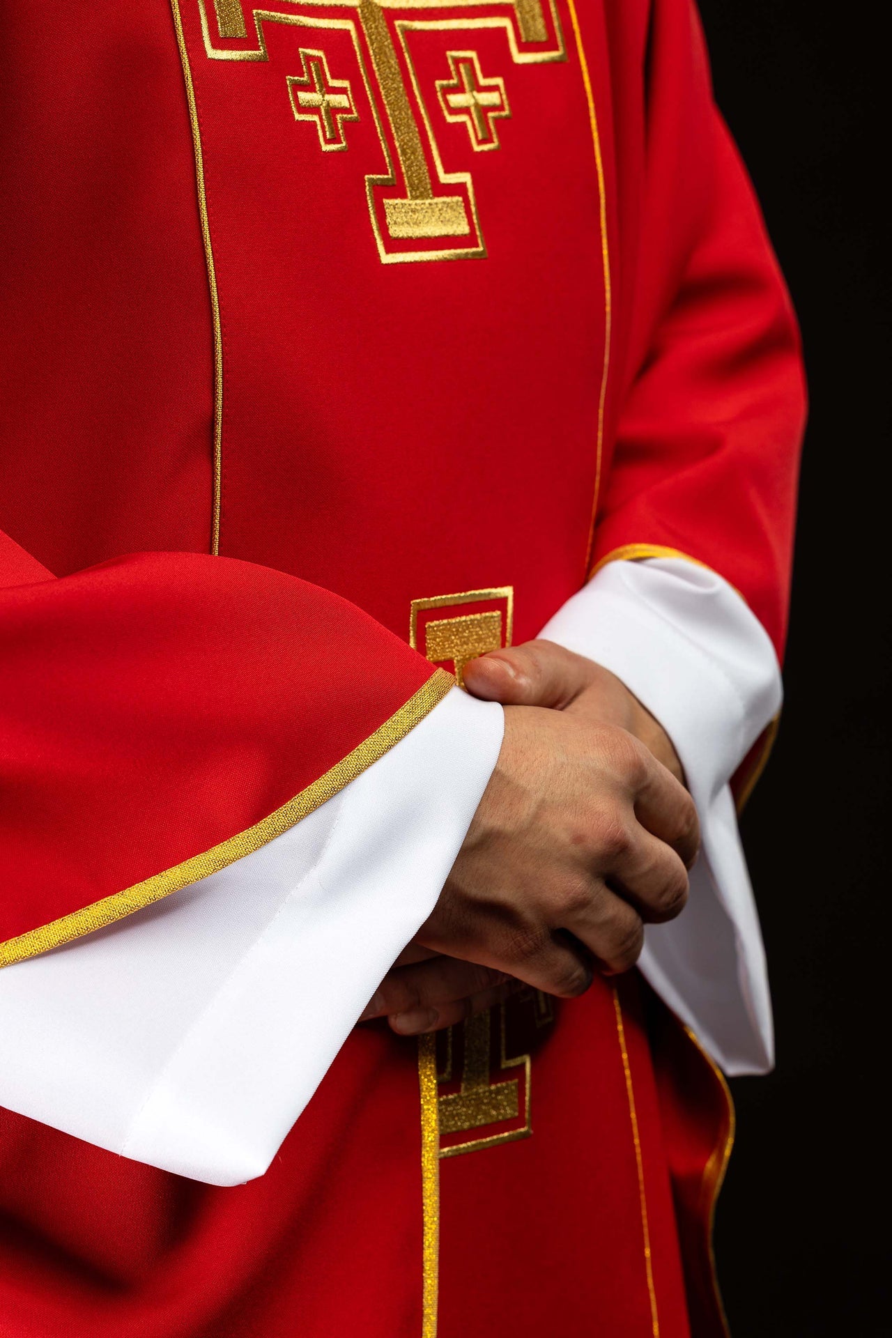 Ornat haftowany czerwony z pasem krzyże jerozolimskie - ORNATY.PL