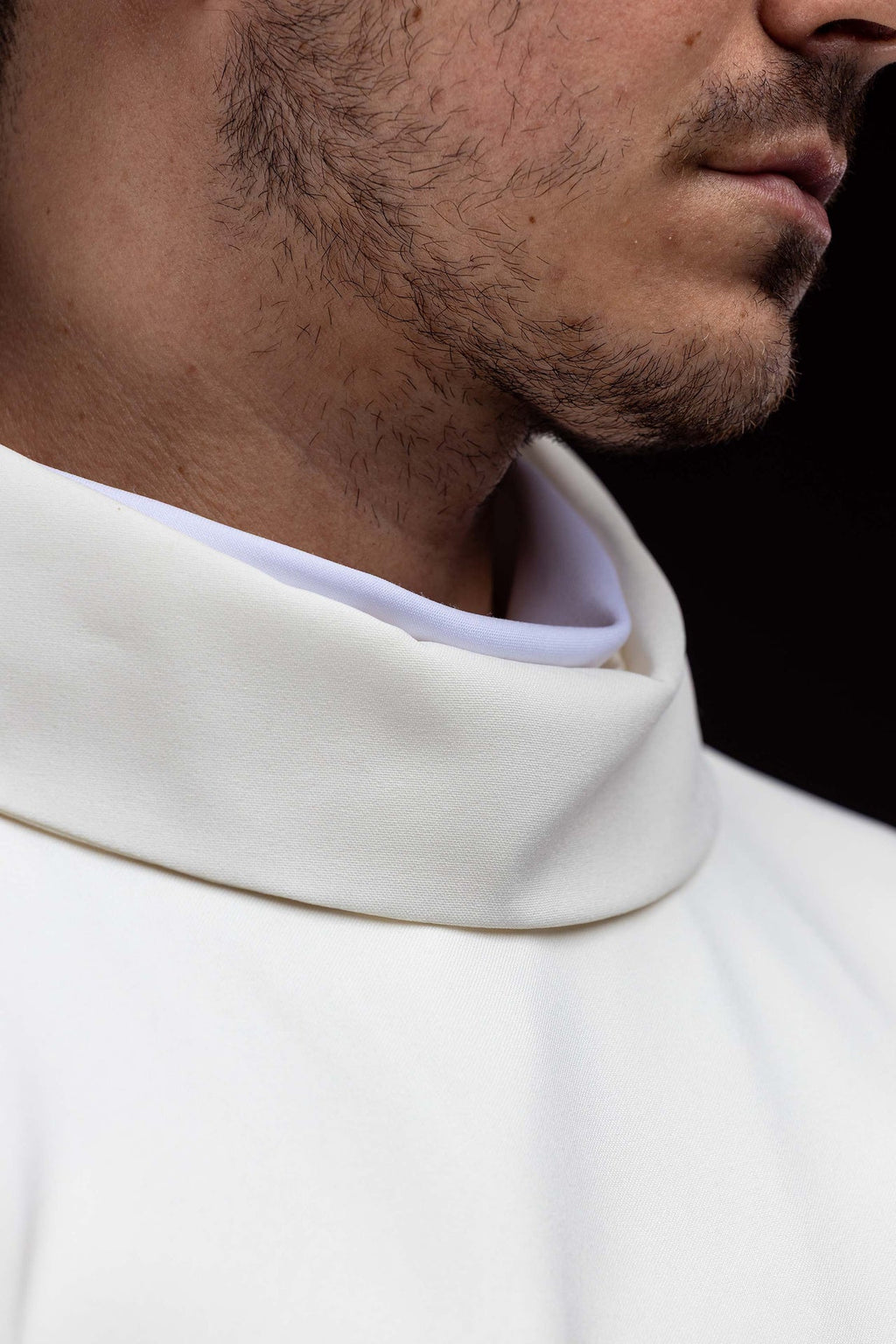 Ornat haftowany z motywem Maryjnym ecru - ORNATY.PL