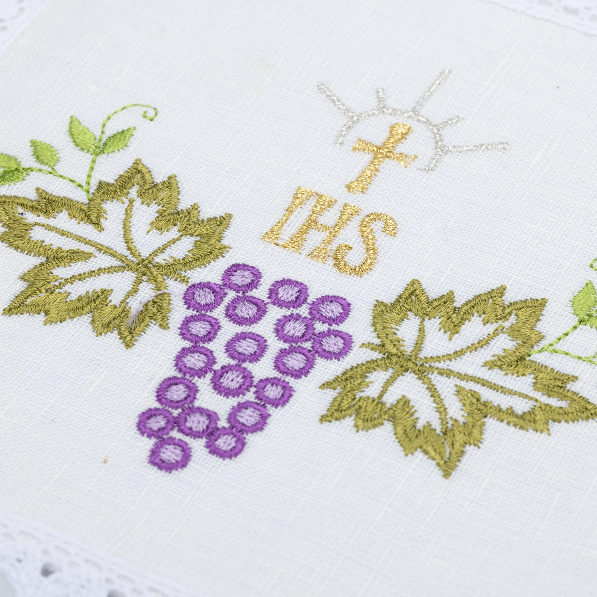 Linen chalice linen with delicate chalice and grape embroidery