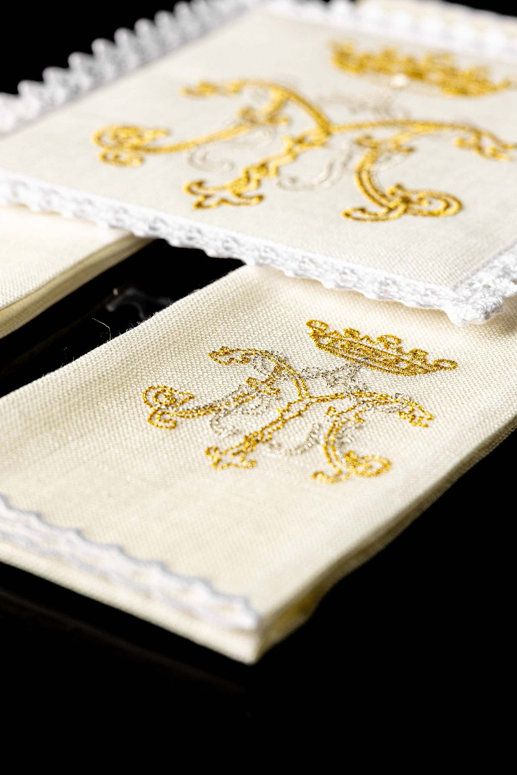 Linen chalice linen with gold Marian embroidery