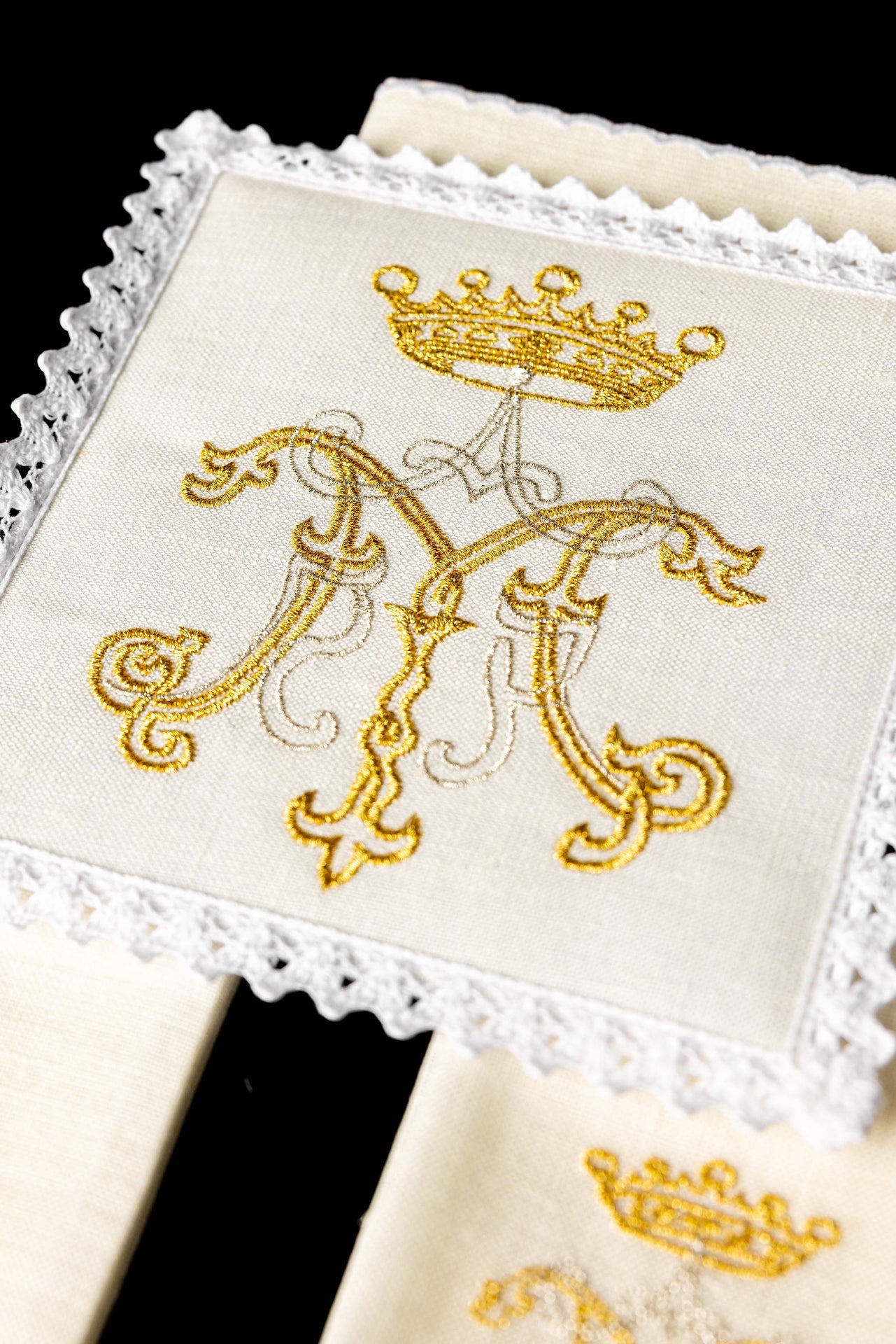 Linen chalice linen with gold Marian embroidery