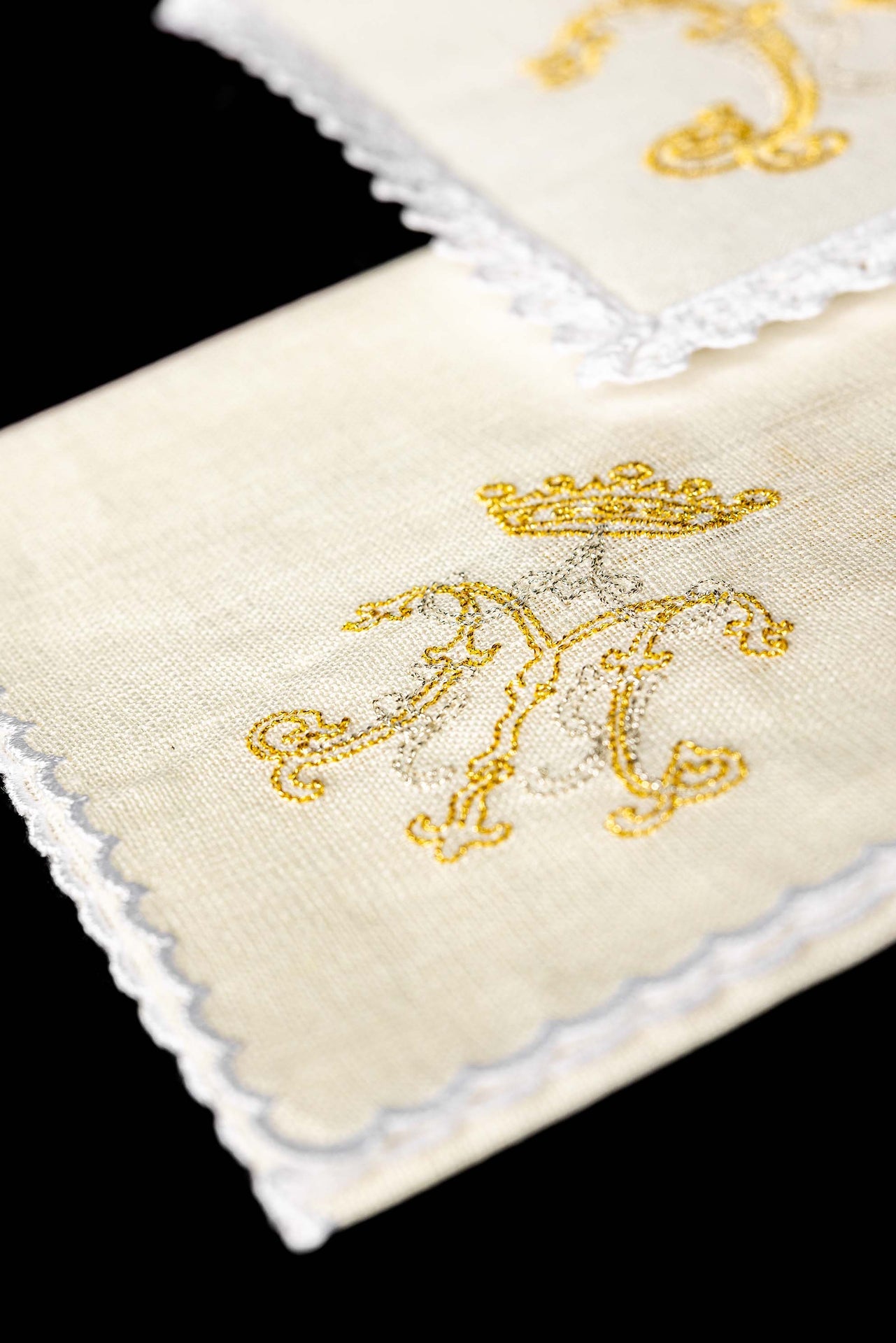 Linen chalice linen with gold Marian embroidery