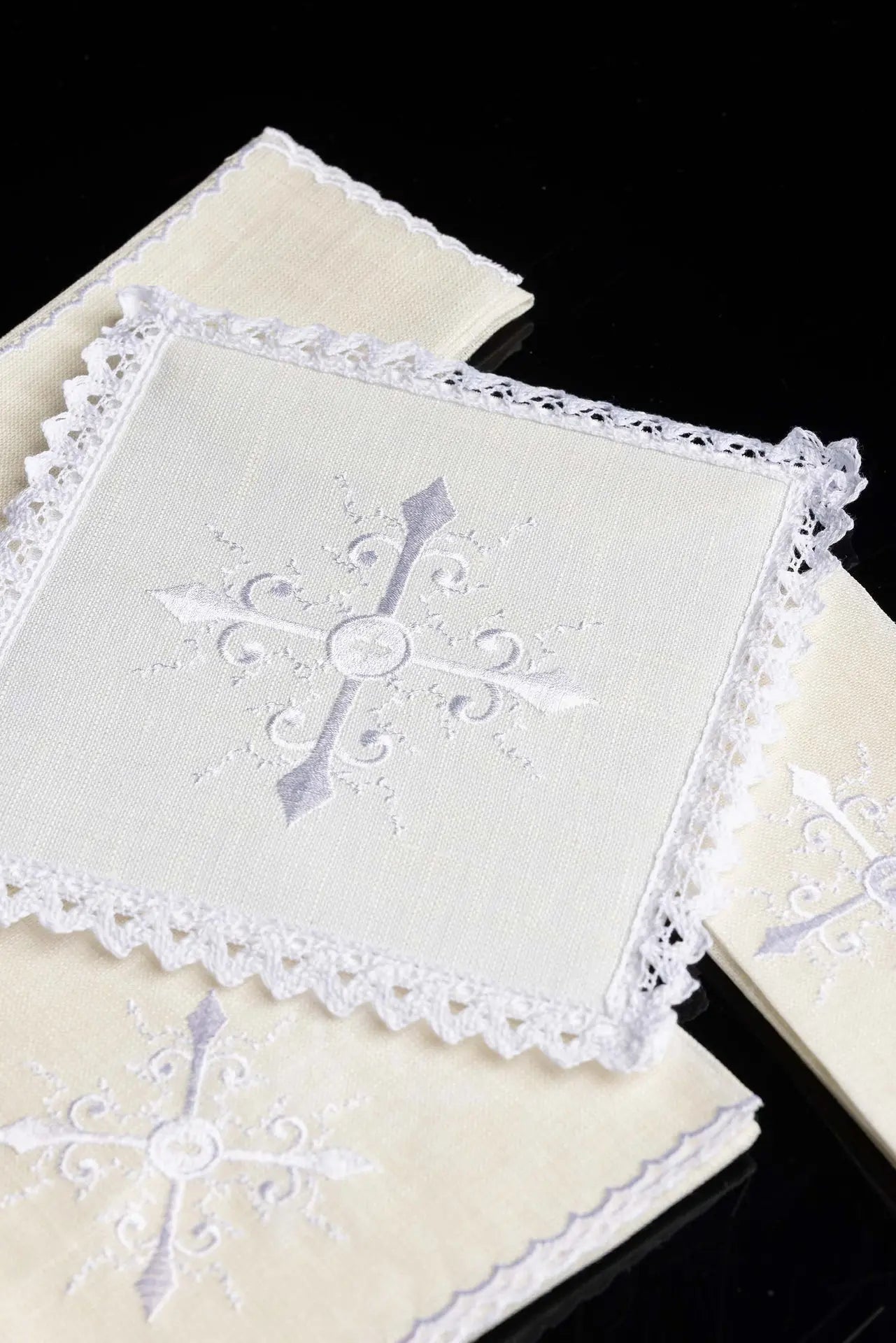 Chalice linen with delicate cross embroidery