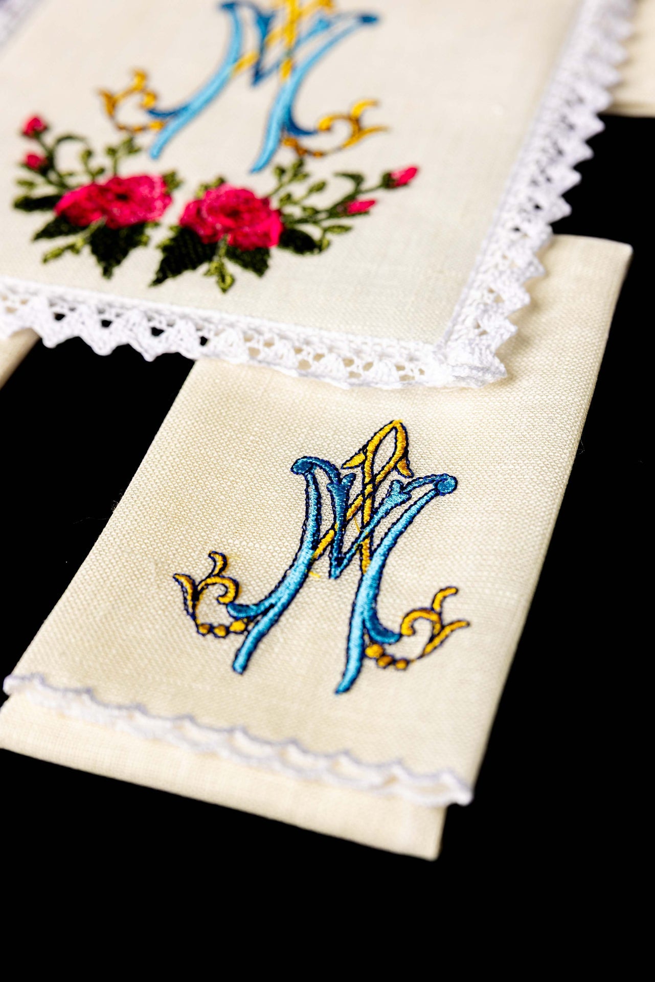 Linen chalice linen with colourful Marian embroidery