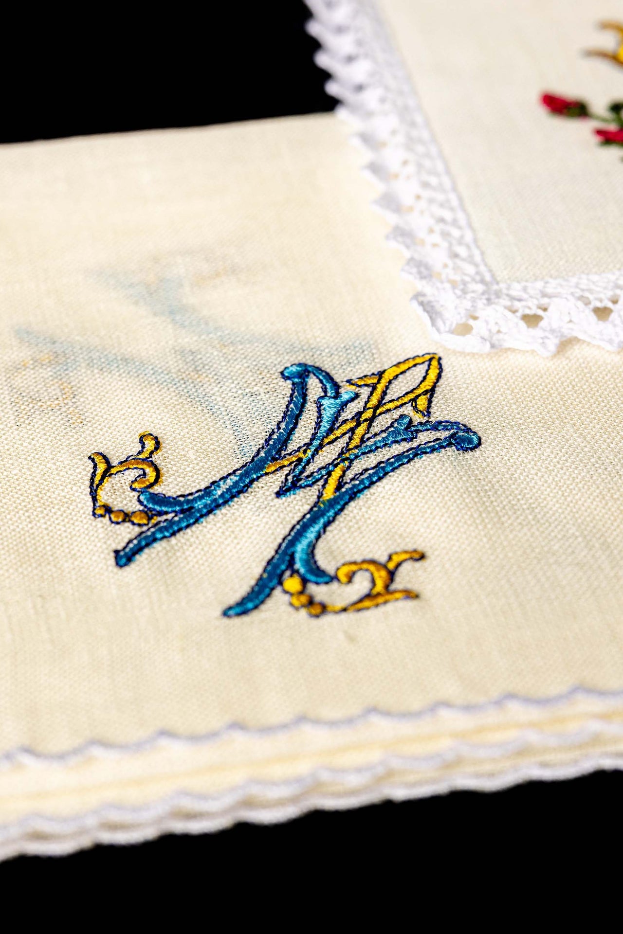 Linen chalice linen with colourful Marian embroidery