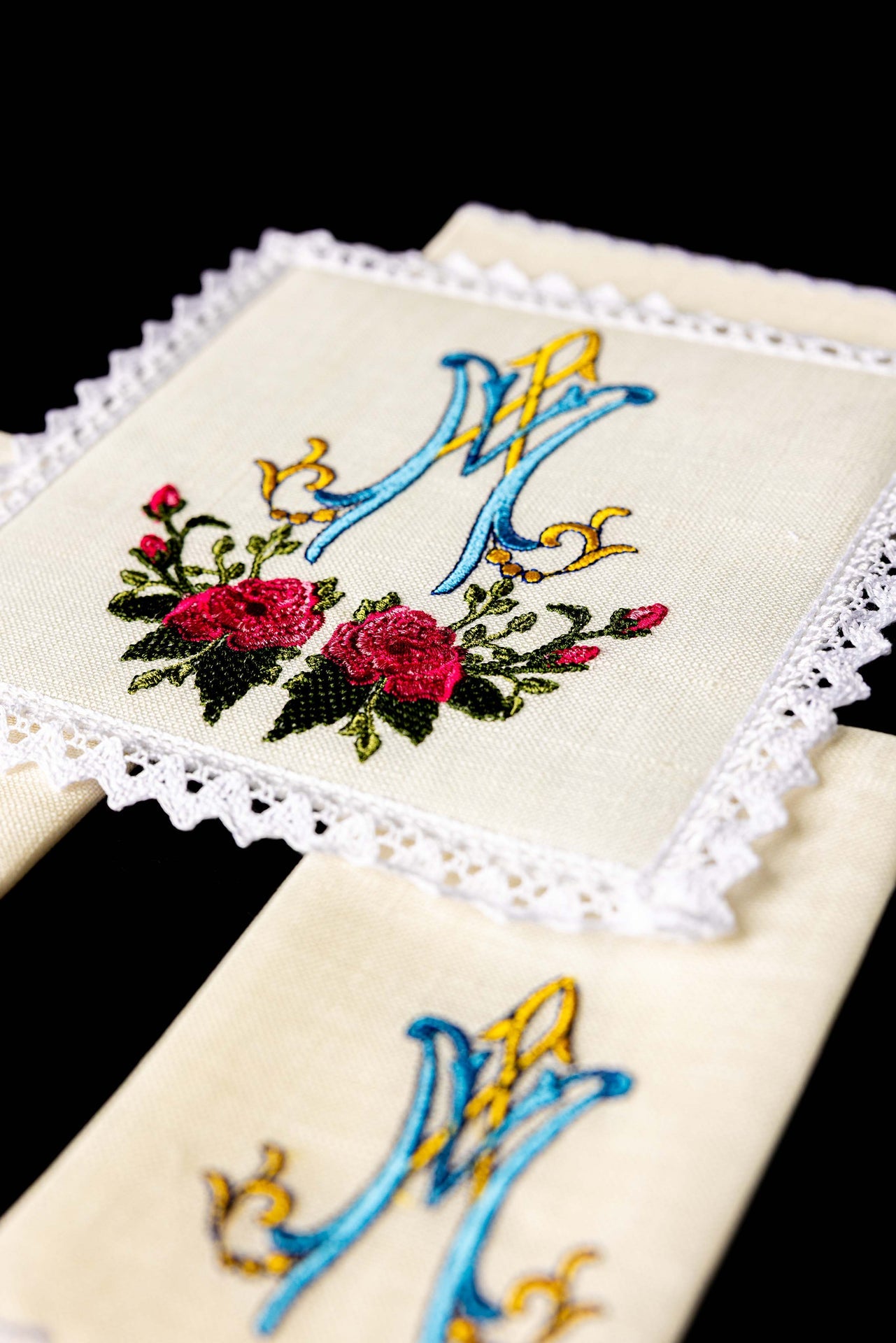 Linen chalice linen with colourful Marian embroidery