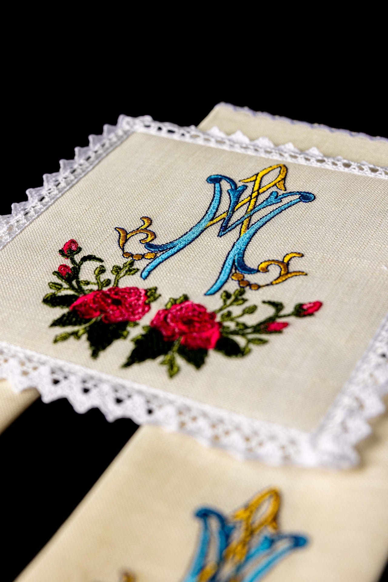 Linen chalice linen with colourful Marian embroidery