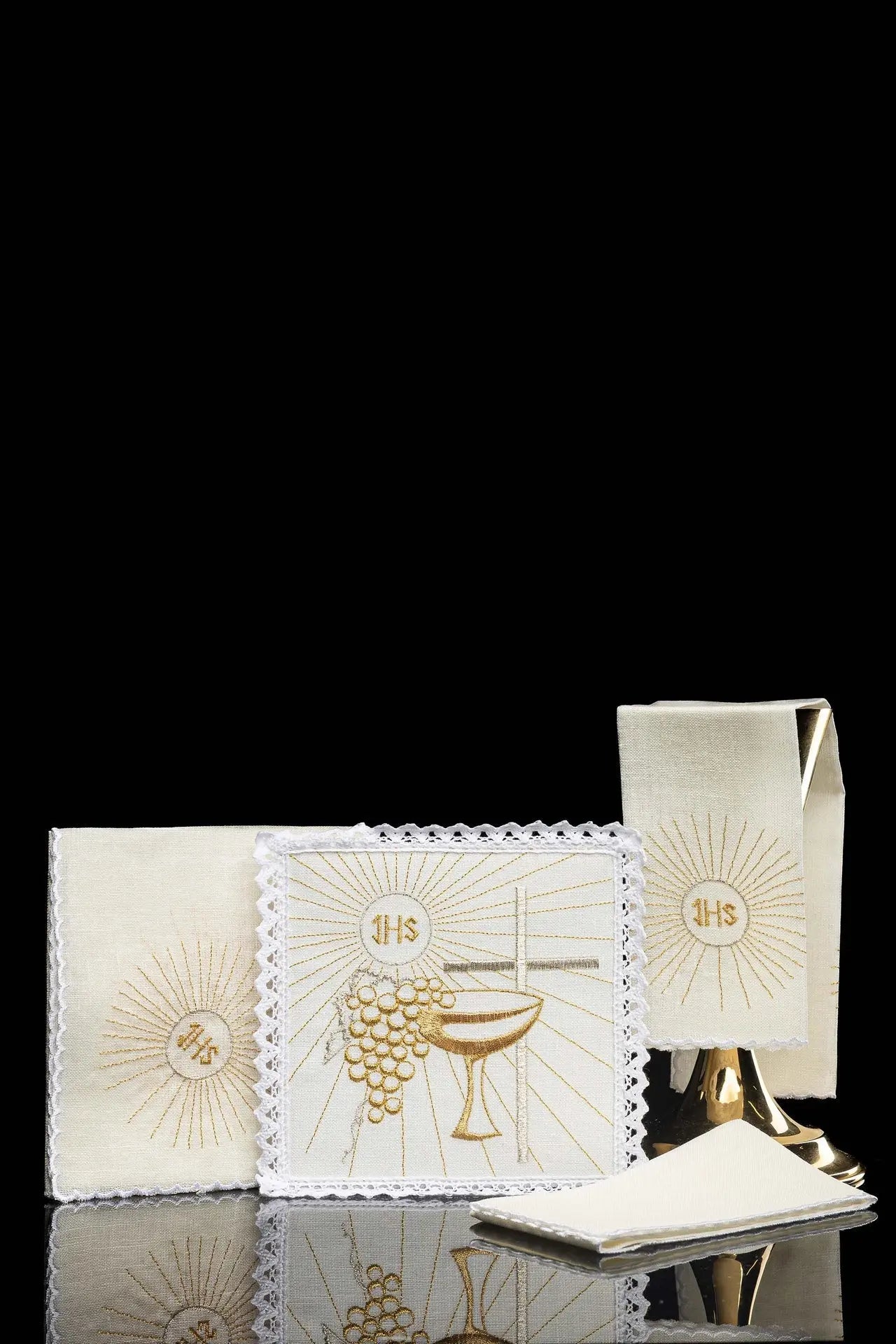 Linen chalice linen with embroidered chalice and cross