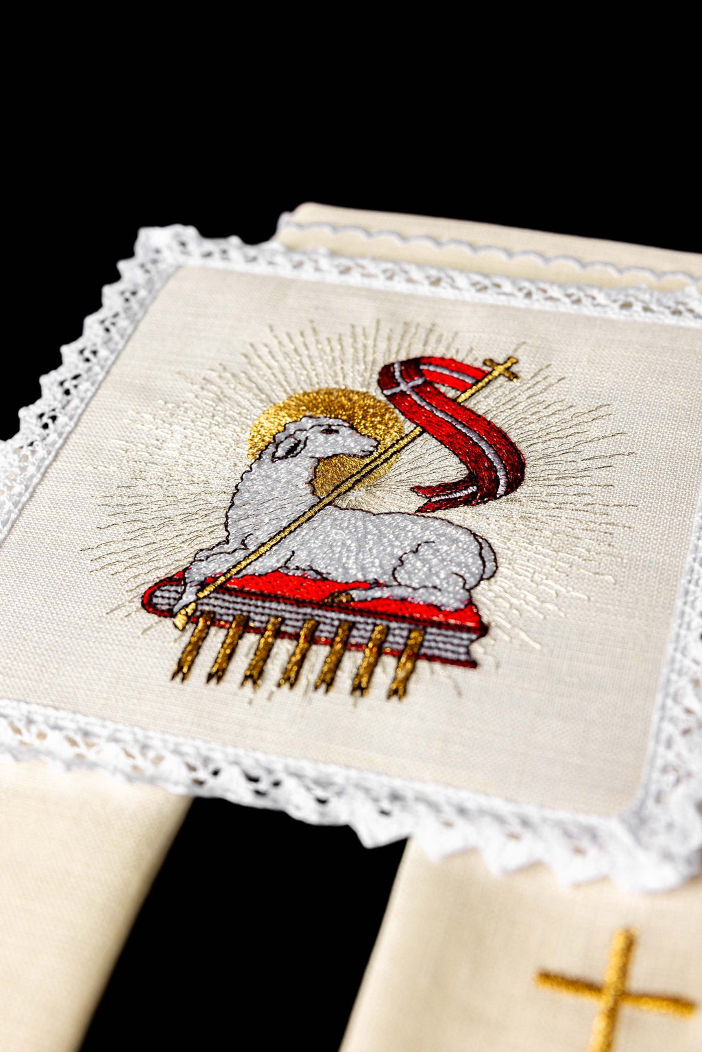 Lniana bielizna kielichowa z haftem baranka - ORNATY.PL