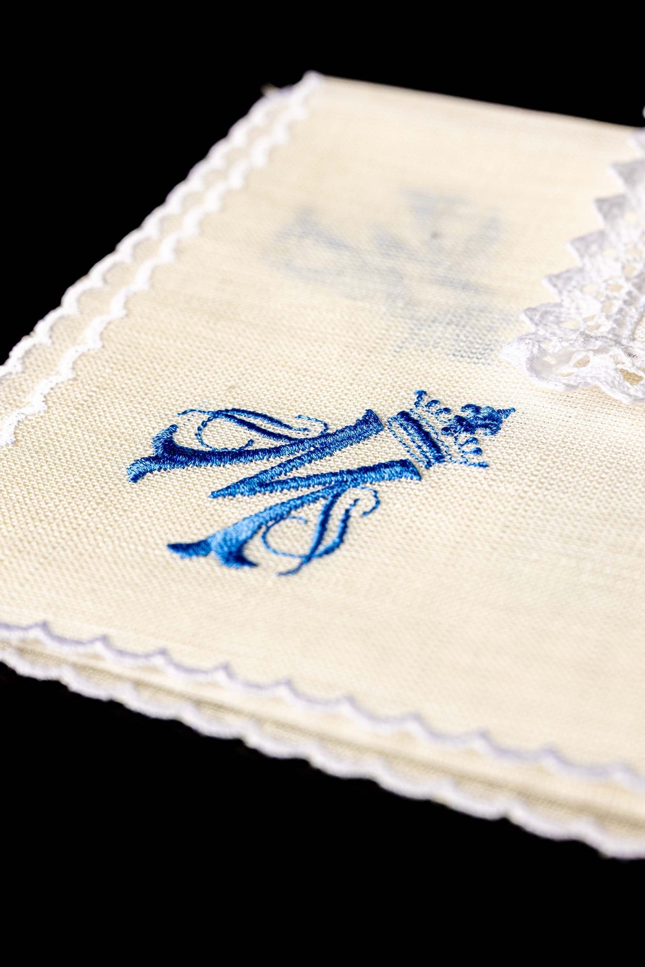Marian embroidered linen chalice linen