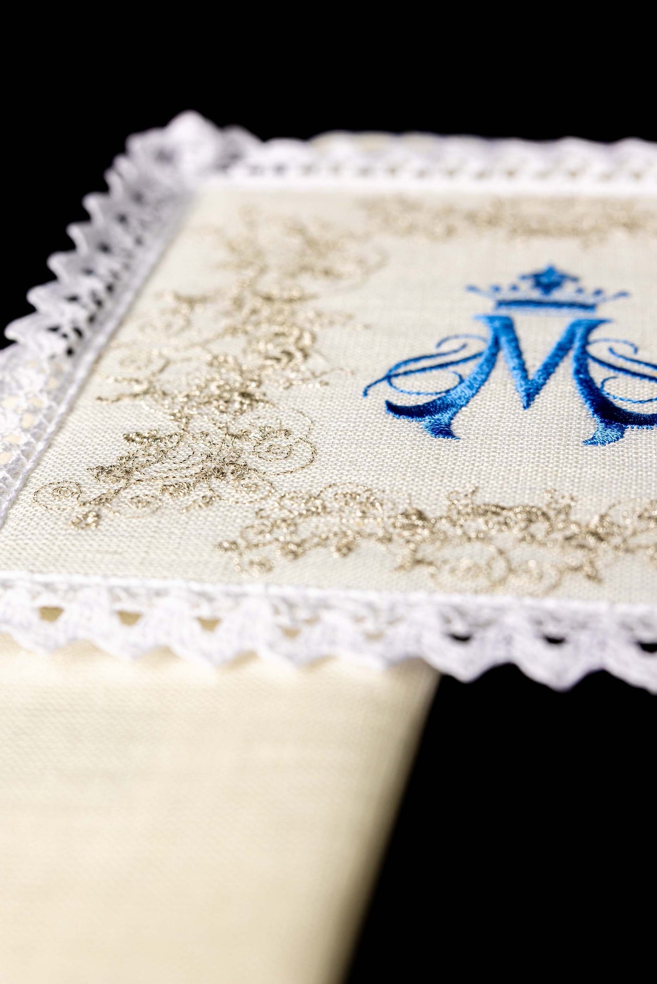 Marian embroidered linen chalice linen