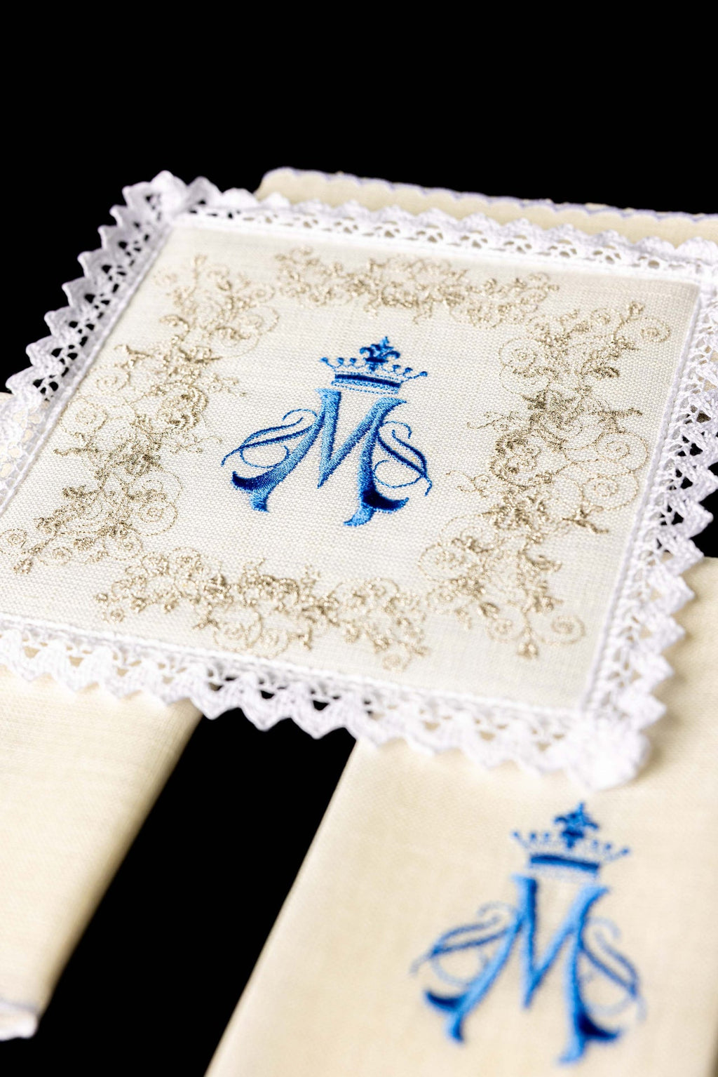 Marian embroidered linen chalice linen