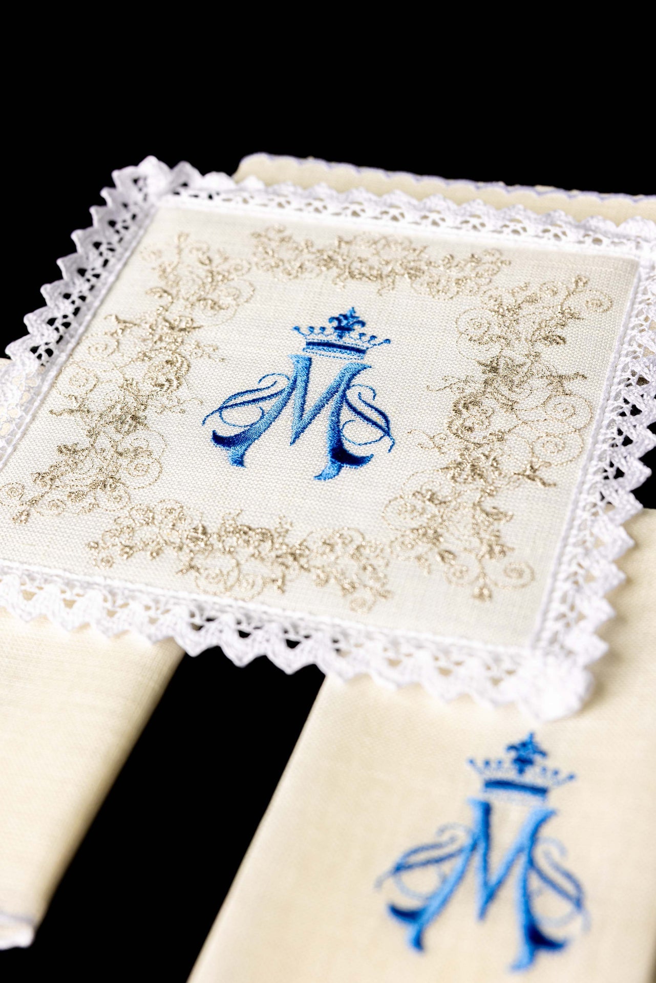 Marian embroidered linen chalice linen