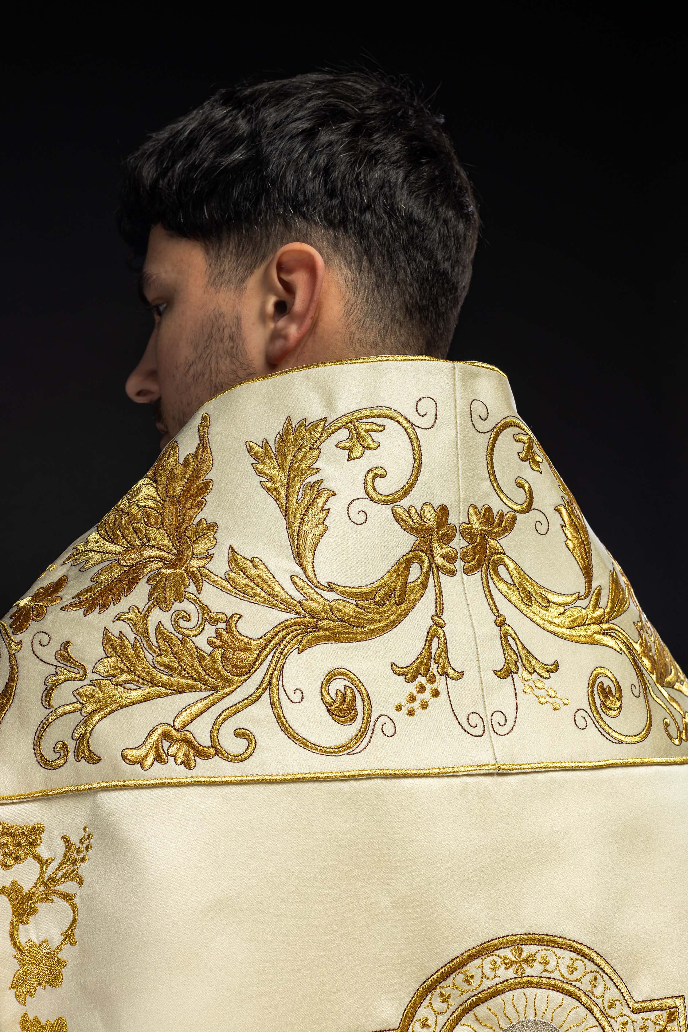 Satynowa kapa rzymska ecru z haftowanym Kielichem Eucharystycznym - ORNATY.PL