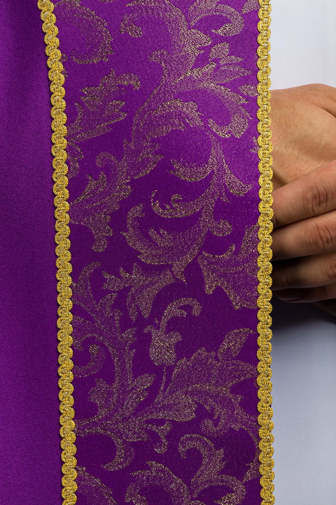 Kapa haftowana ozdobiona tkanina żakardowa fioletowa - ORNATY.PL