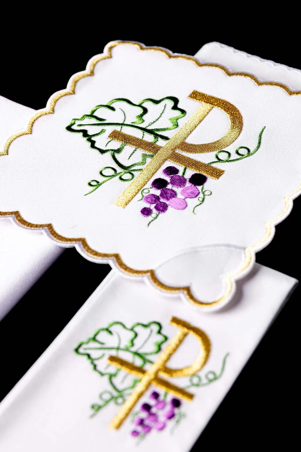 Chalice linen with PAX embroidery and grapes