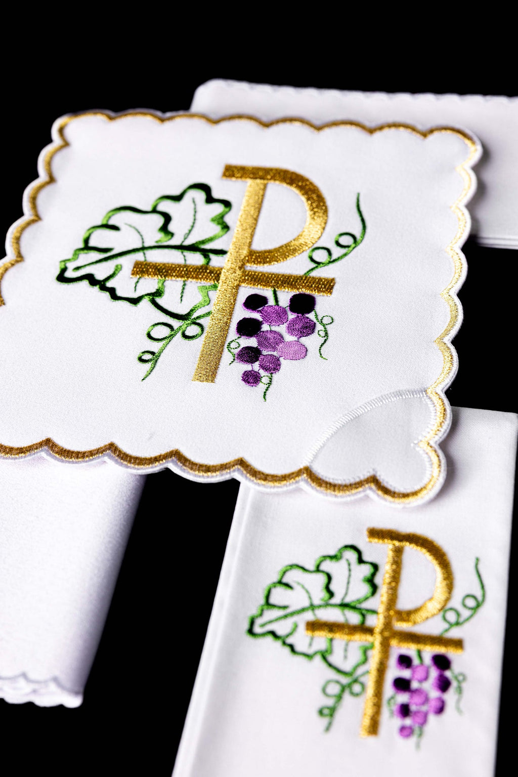 Bielizna kielichowa z haftem PAX i winogronami - ORNATY.PL