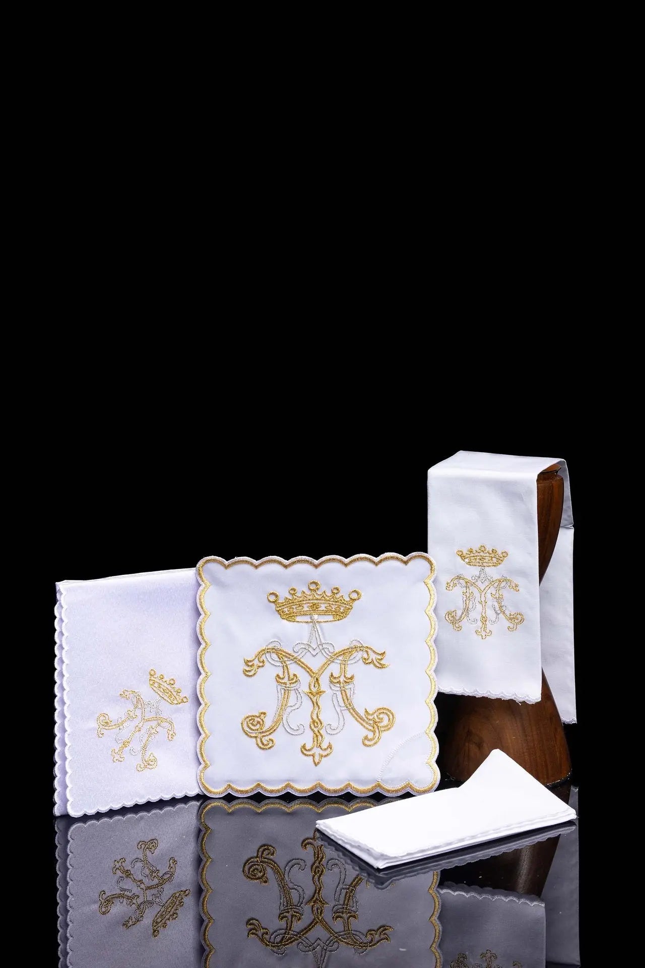 Chalice linen with gold Marian embroidery