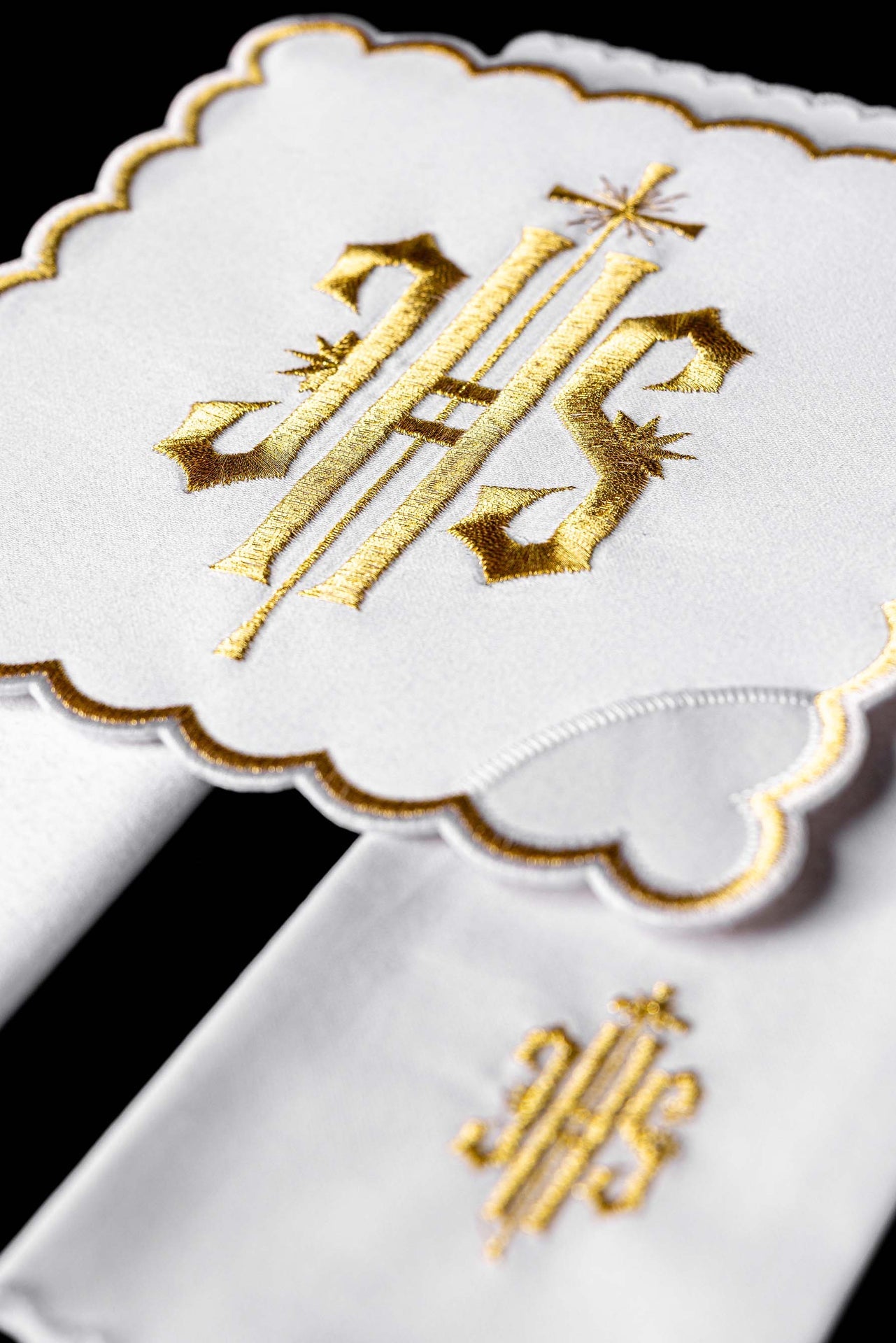 Chalice linen with gold trim and IHS embroidery