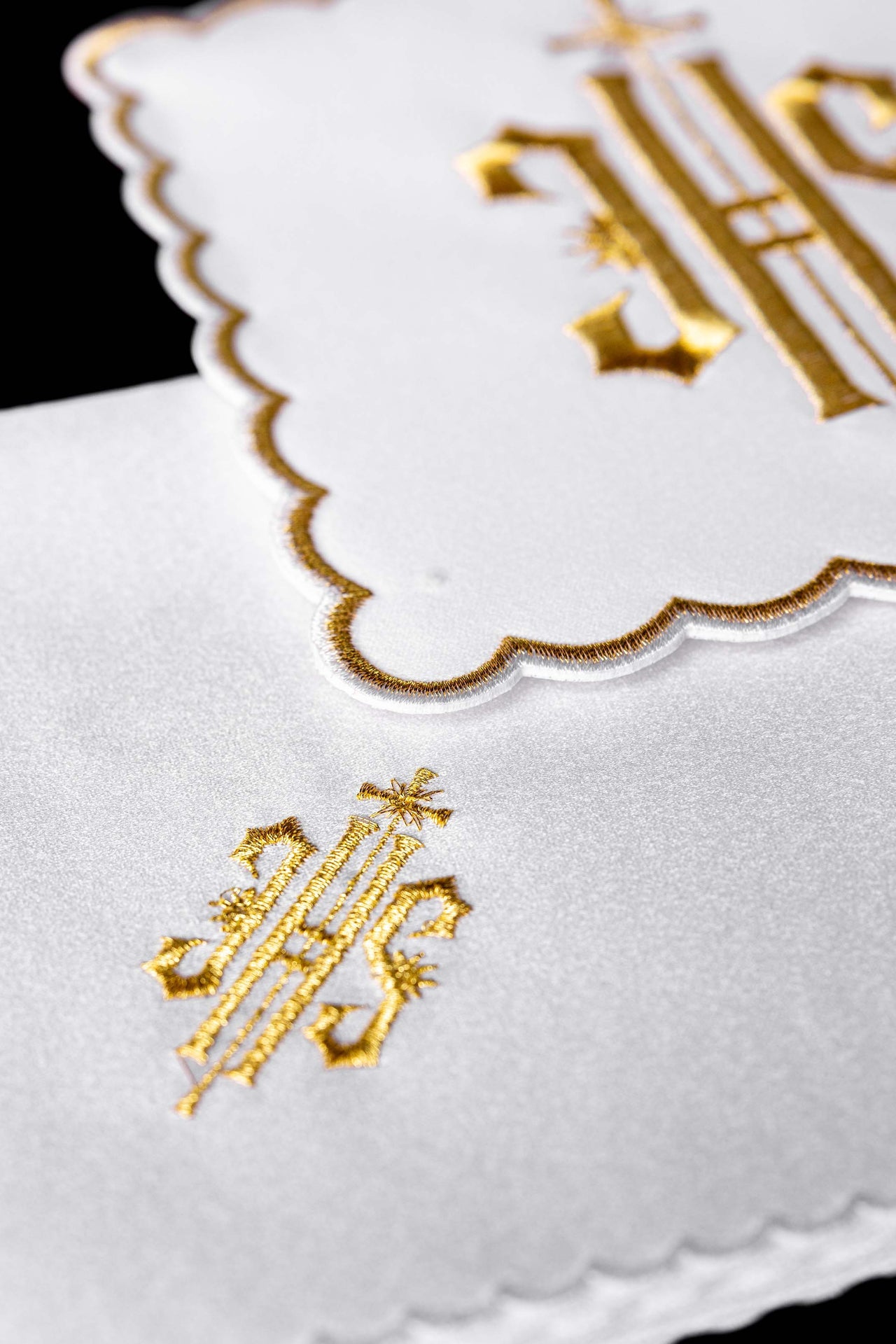 Chalice linen with gold trim and IHS embroidery