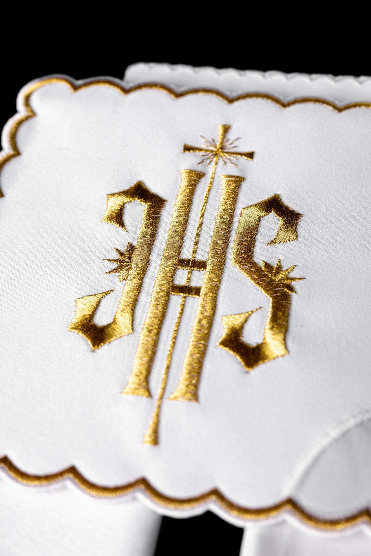 Chalice linen with gold trim and IHS embroidery