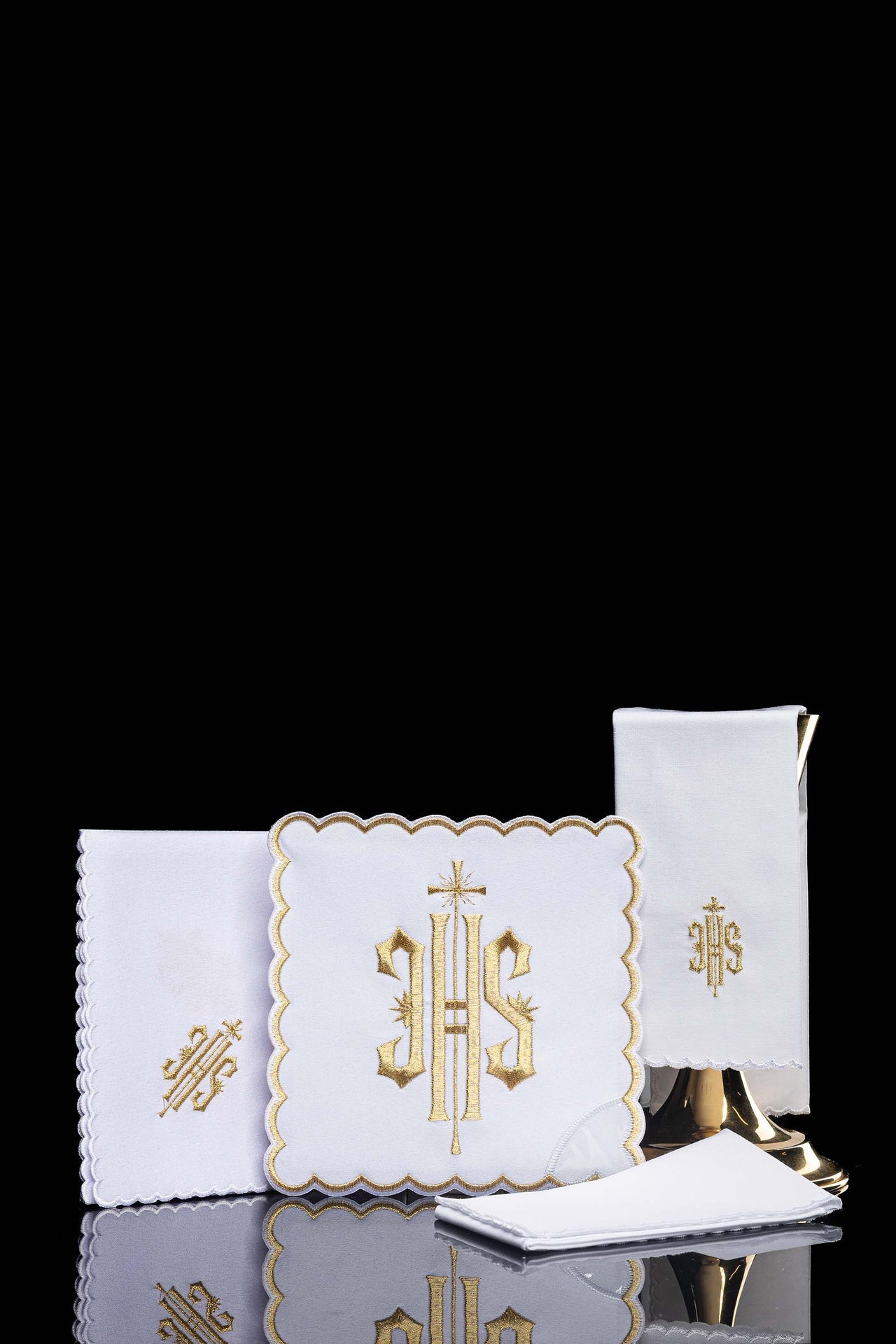 Chalice linen with gold trim and IHS embroidery