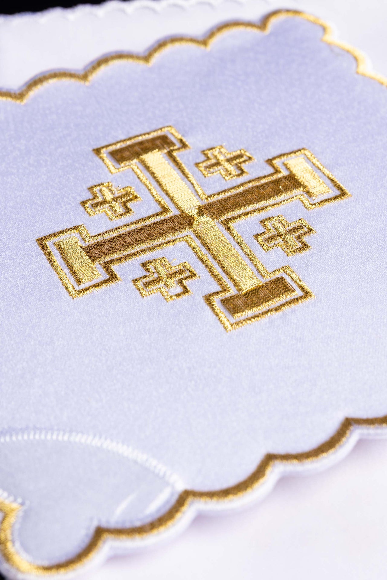 komplet kielichowy z haftem krzyża biały - ORNATY.PL