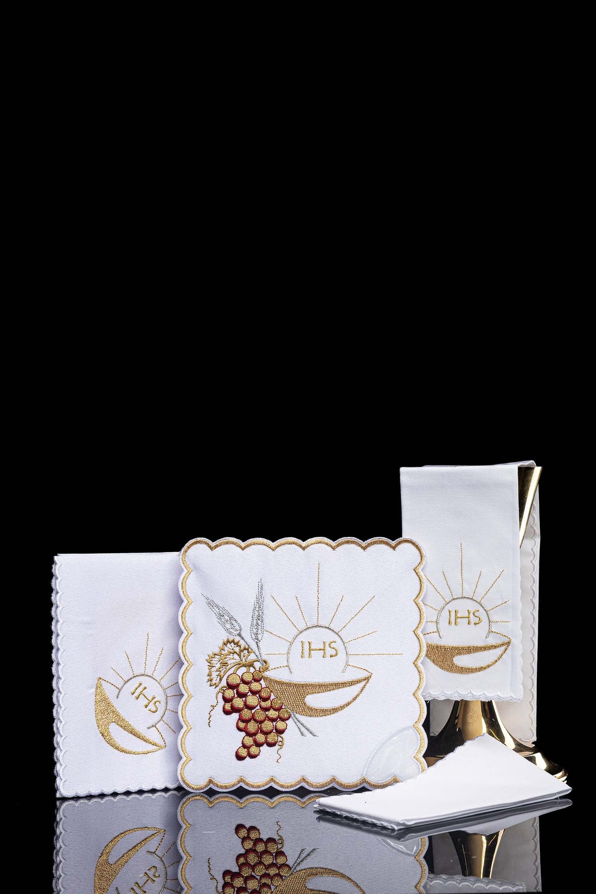 Chalice linen with embroidery of the Eucharistic chalice
