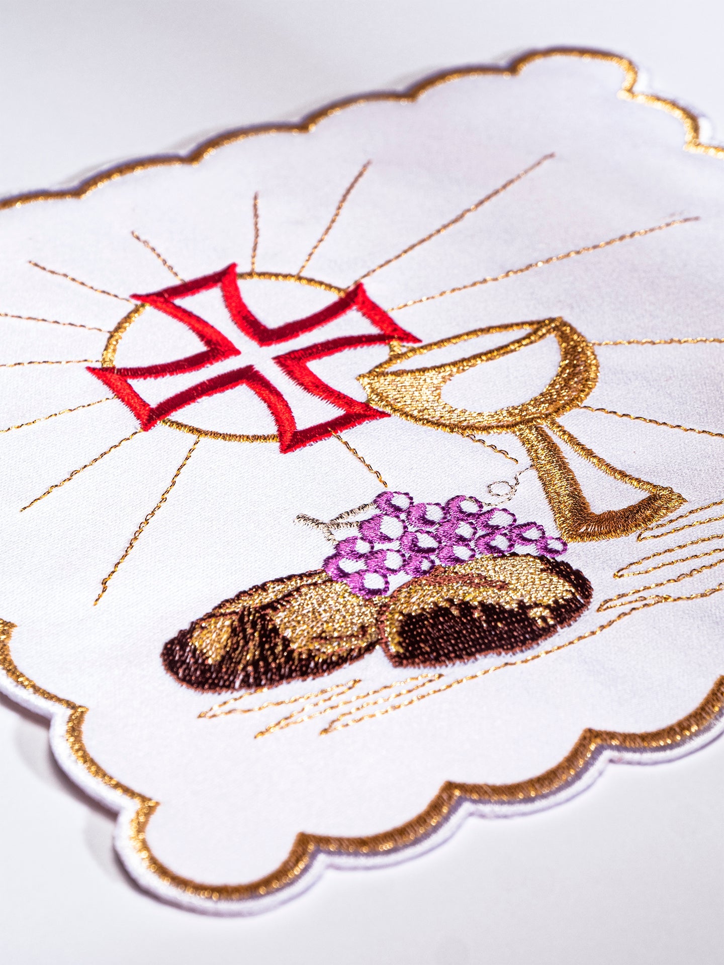 Chalice linen with chalice and grape embroidery