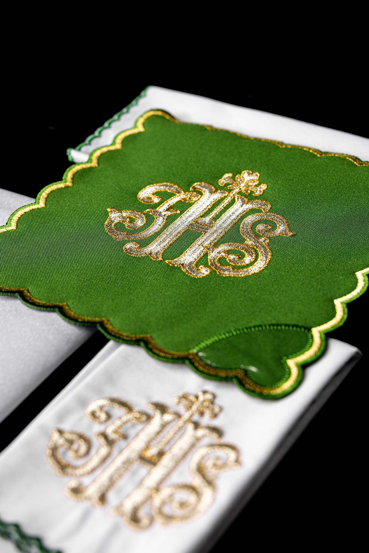 Chalice linen embroidered IHS green palka